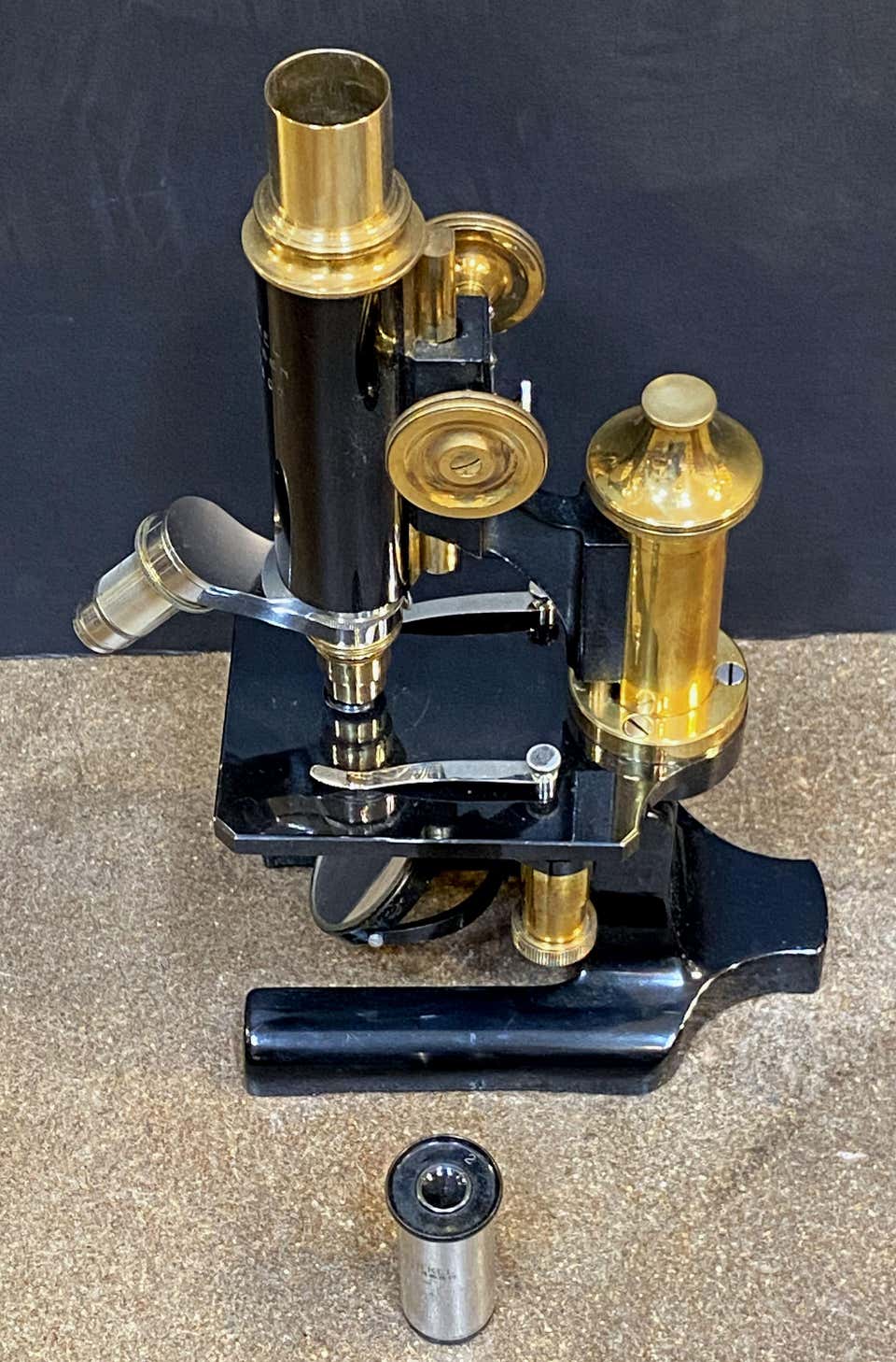 bb040_microscope_with_box_76__master