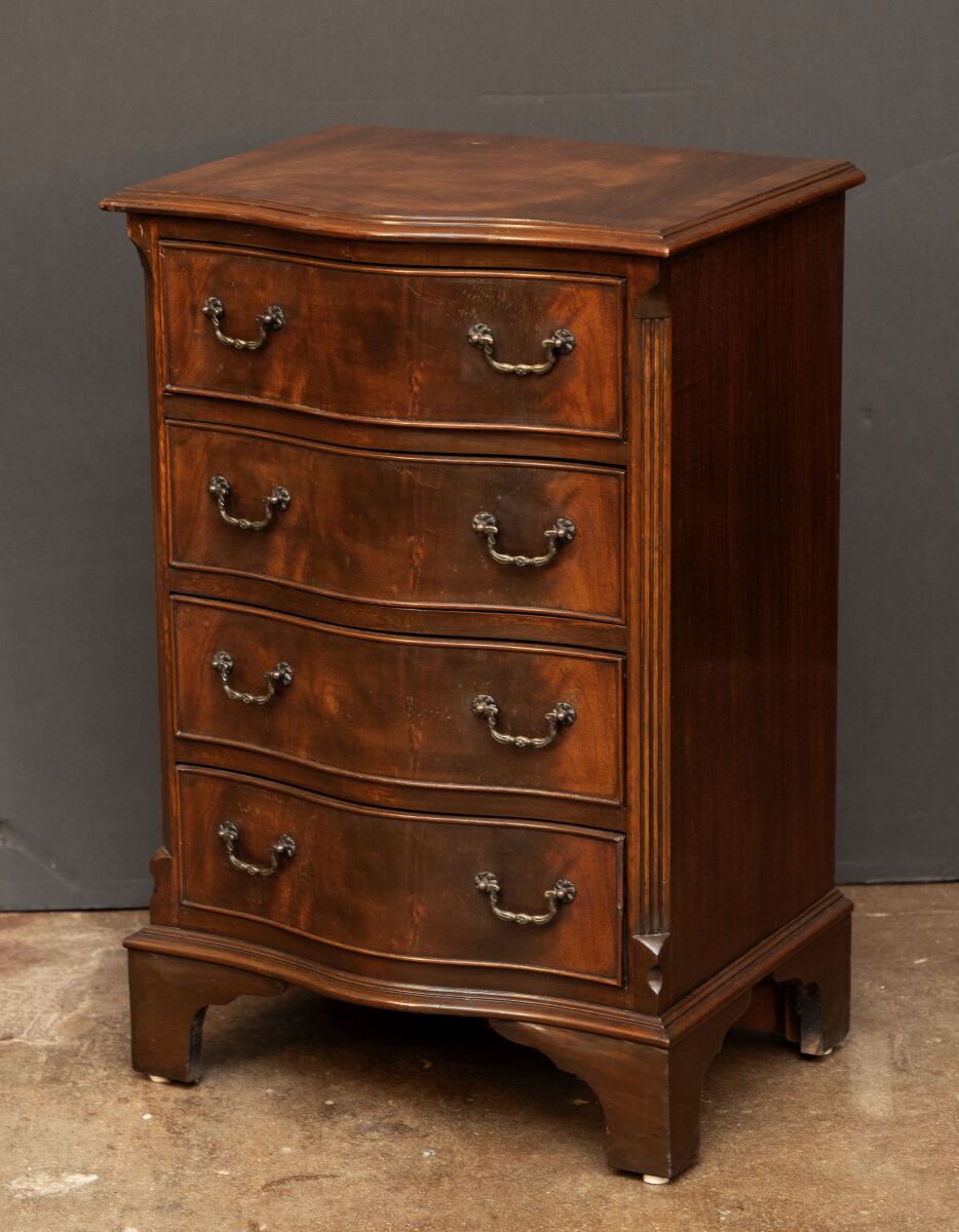 bb519_small_bowed_chest_5_main