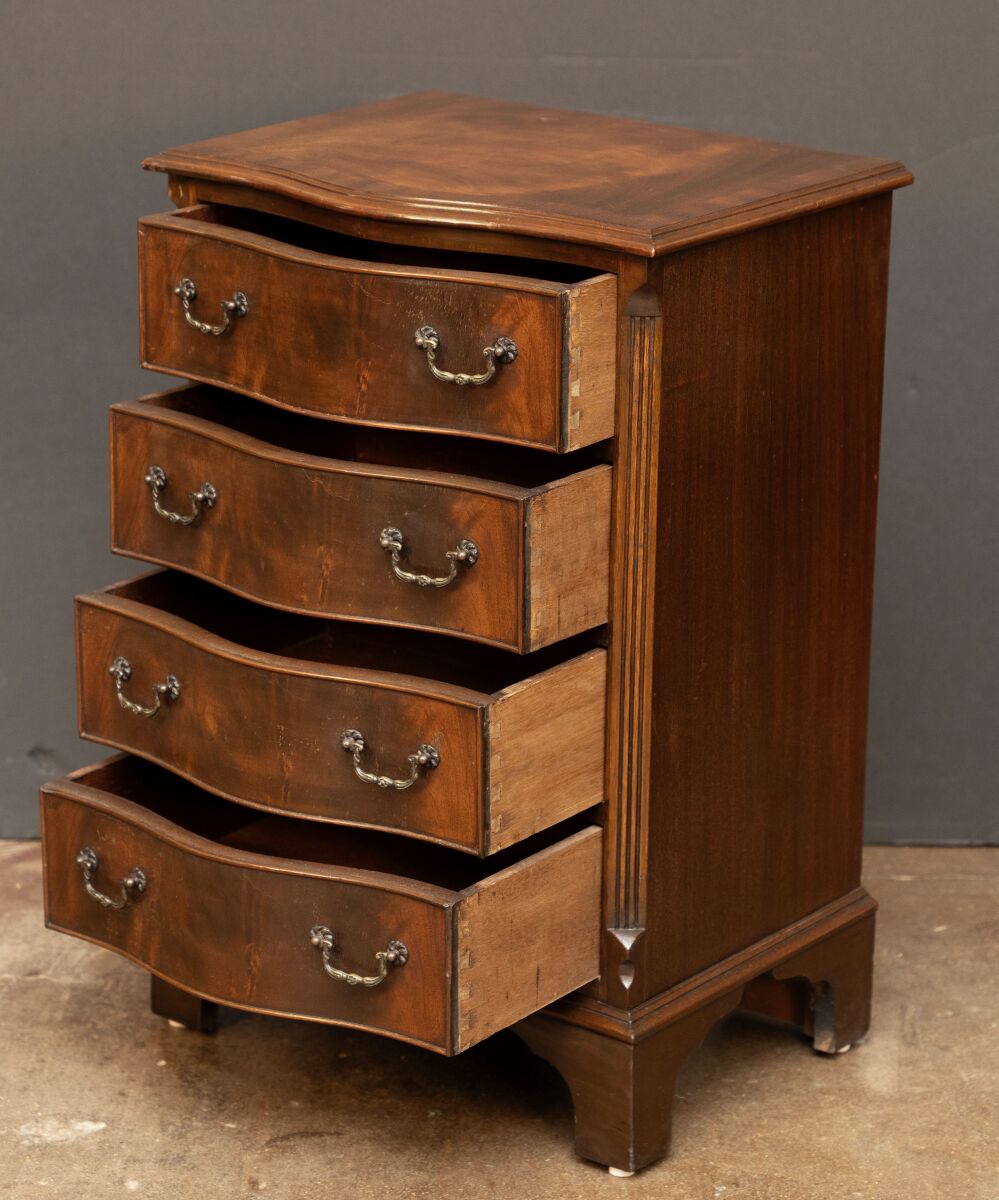 bb519_small_bowed_chest_8