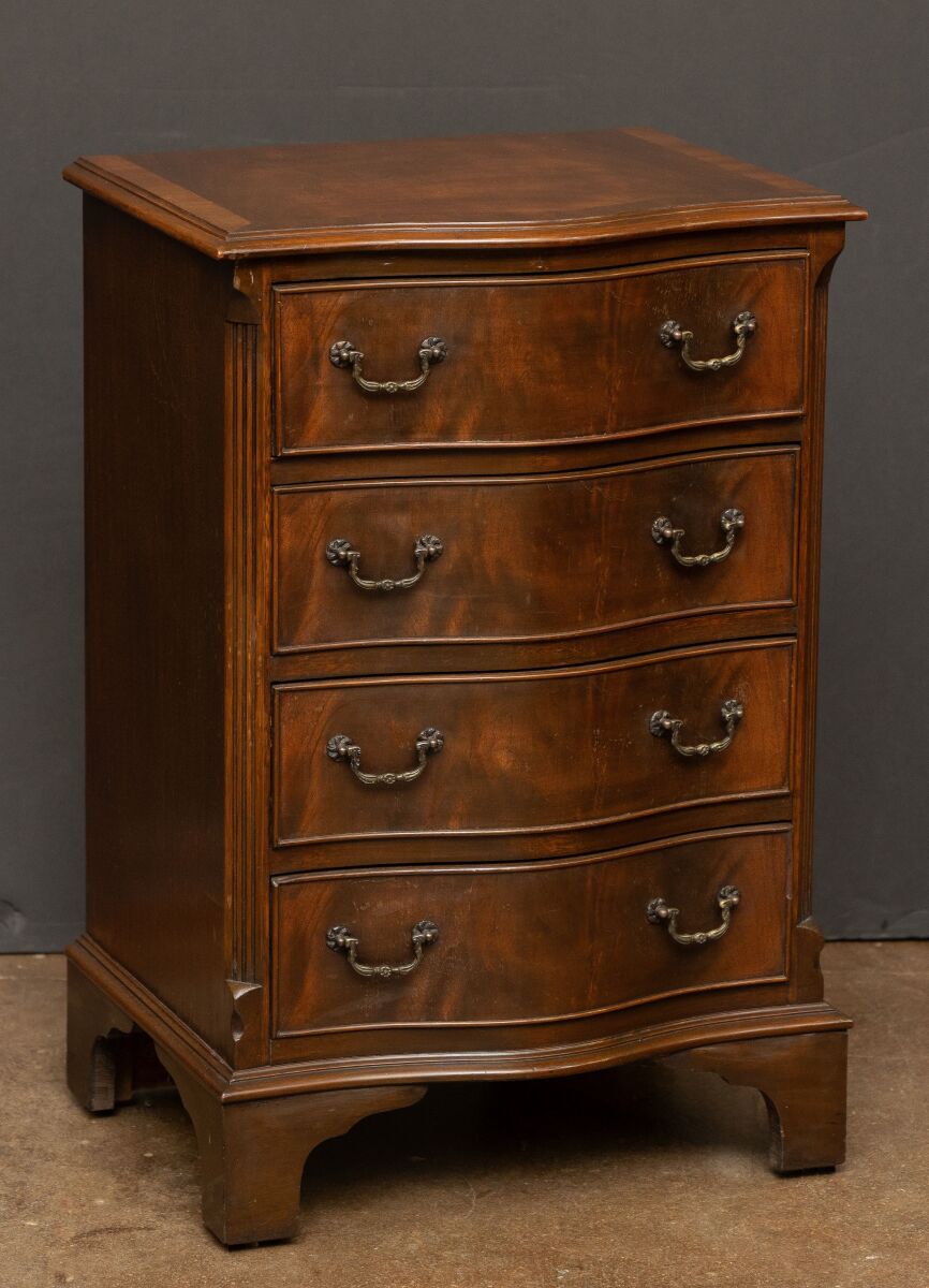 bb519_small_bowed_chest_main