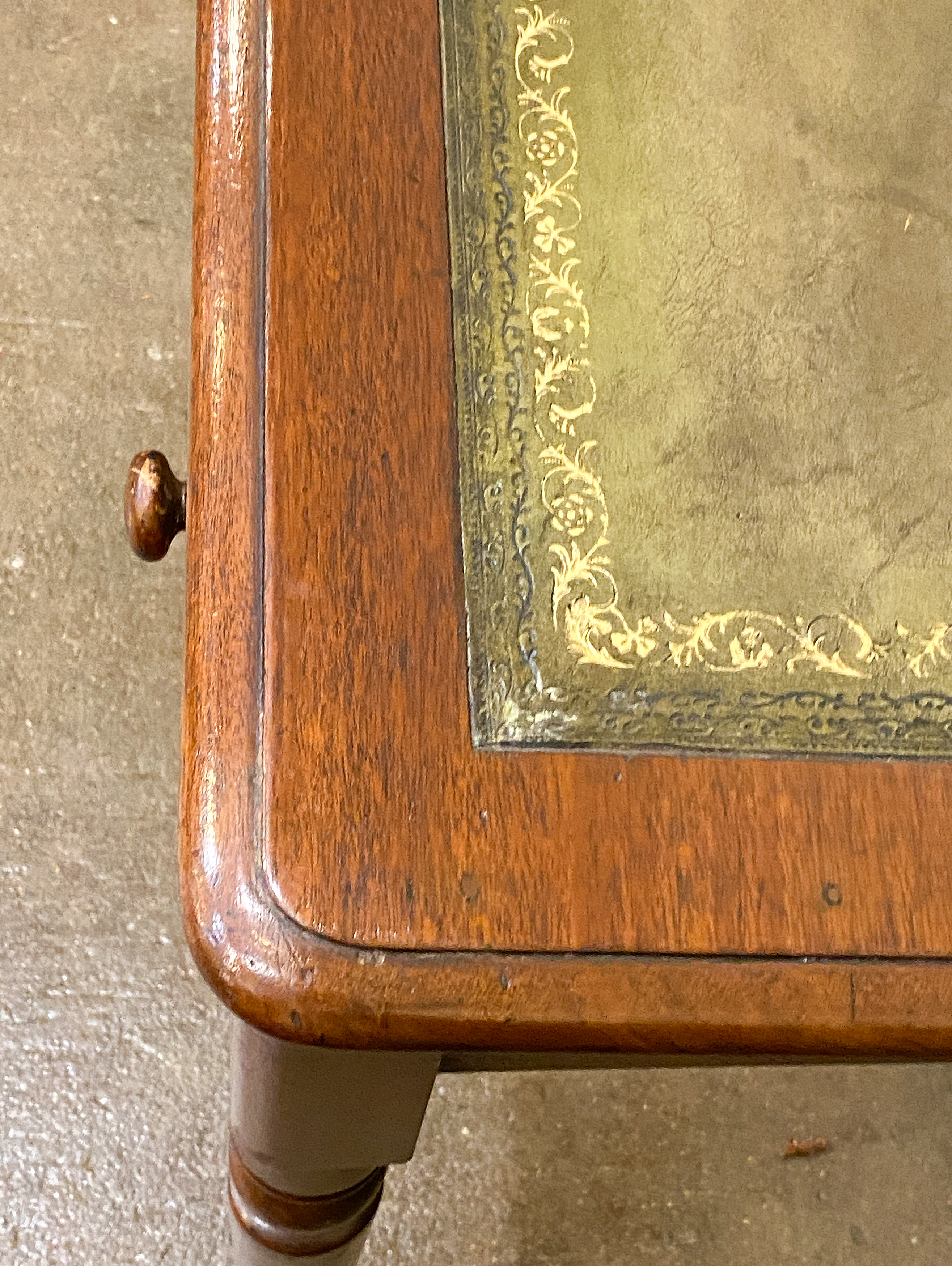 cc191_english_writing_desk_56_1216204685