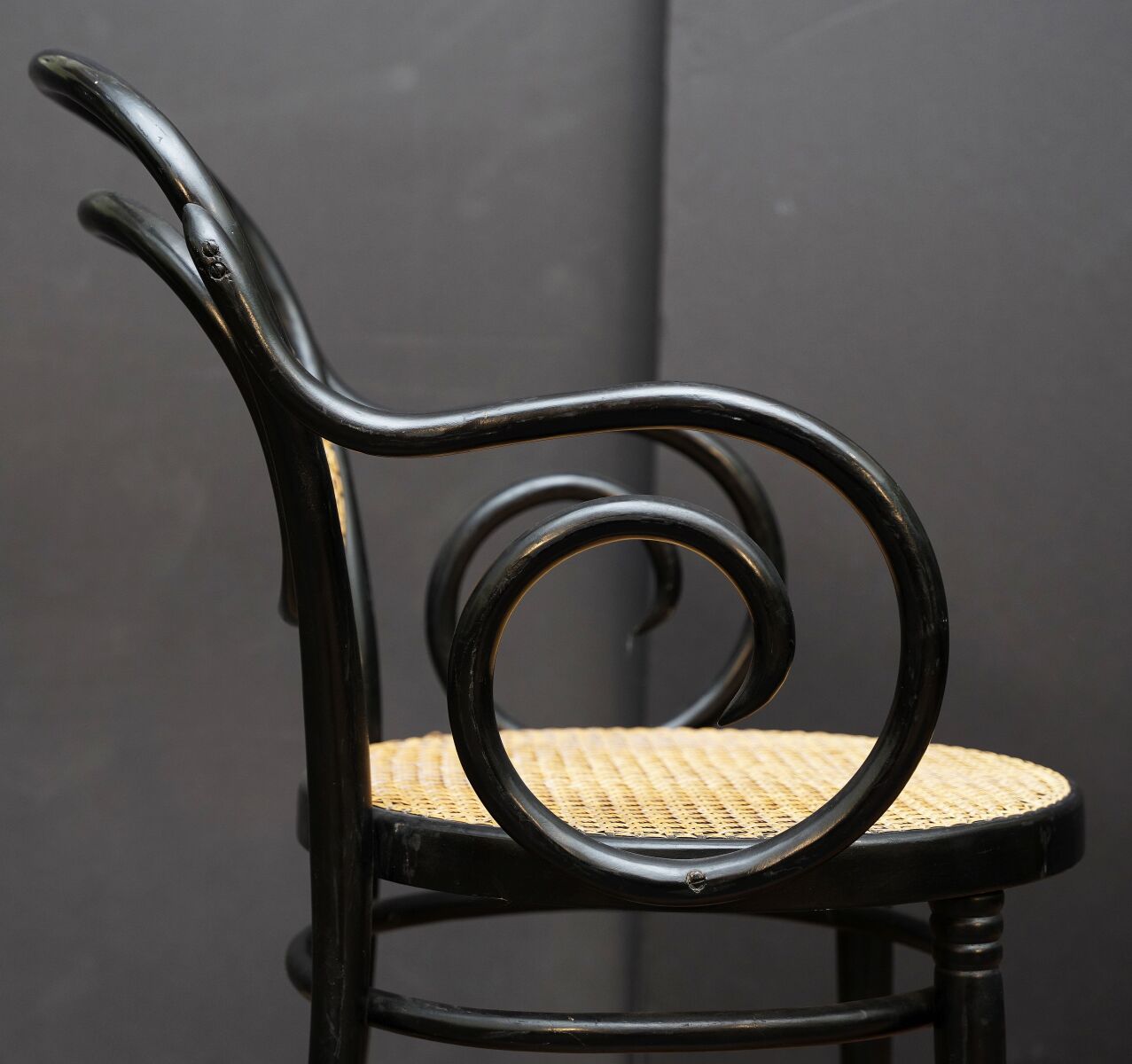 cc714_bentwood_blackchairs_17