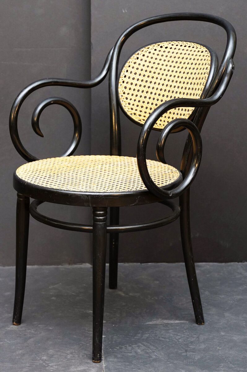 cc714_bentwood_blackchairs_25_m_a_i_n___right