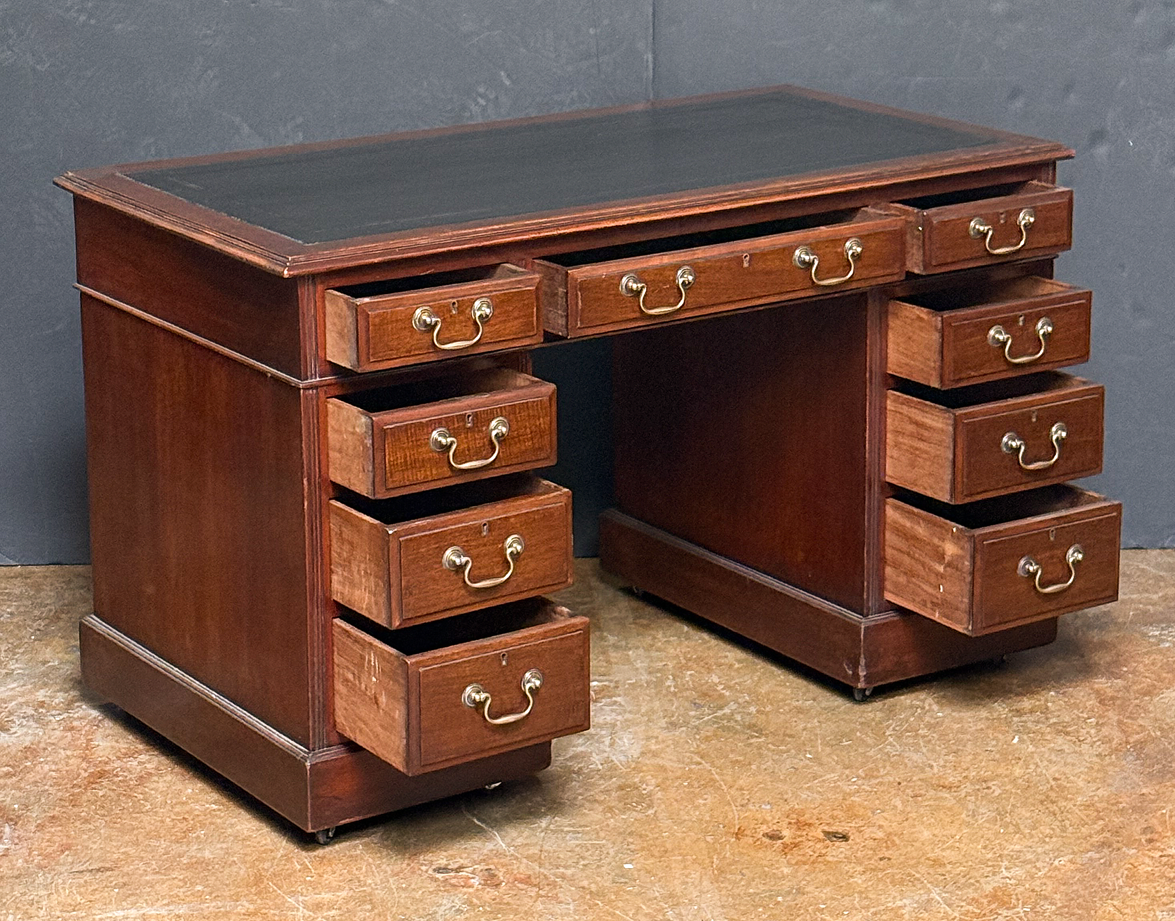 dd320_english_double_pedestal_desk_02