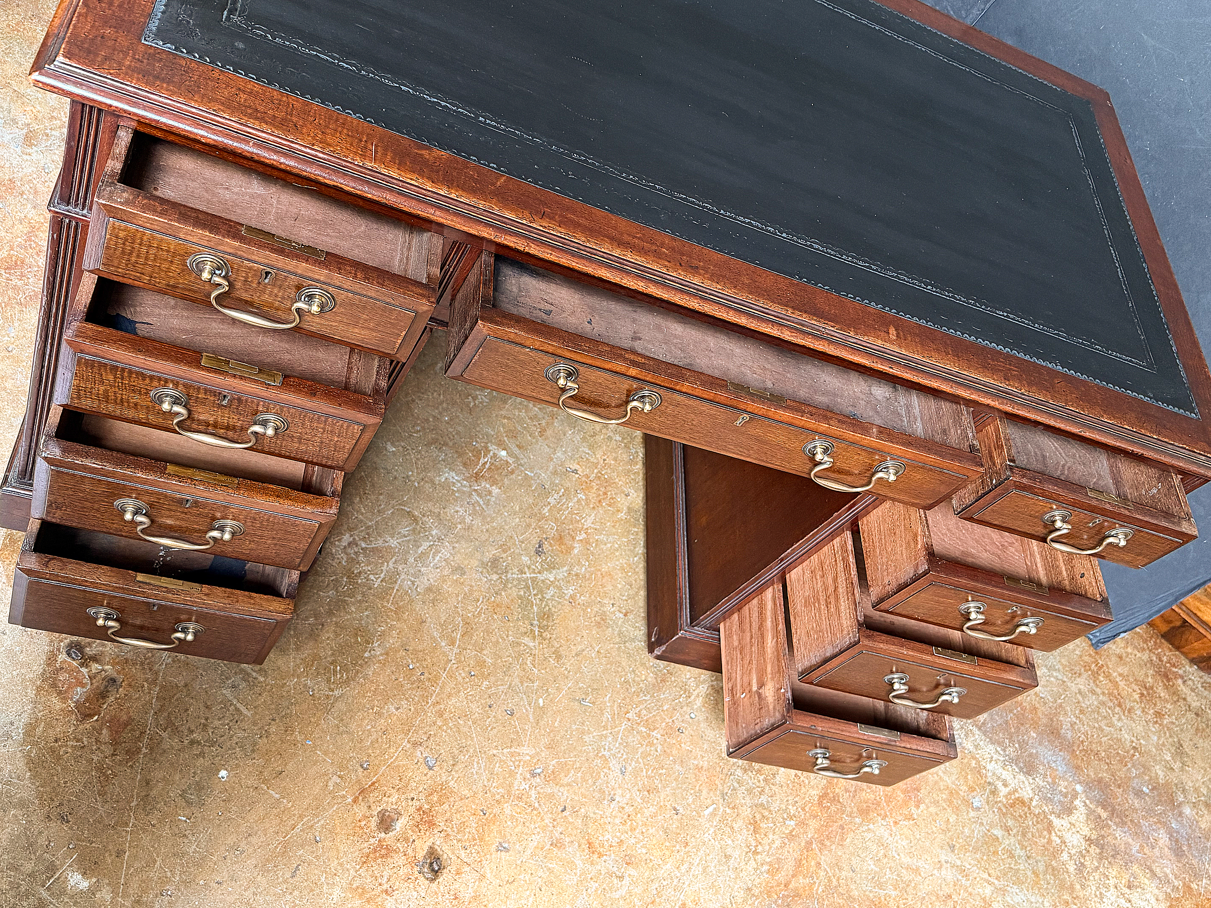 dd320_english_double_pedestal_desk_03