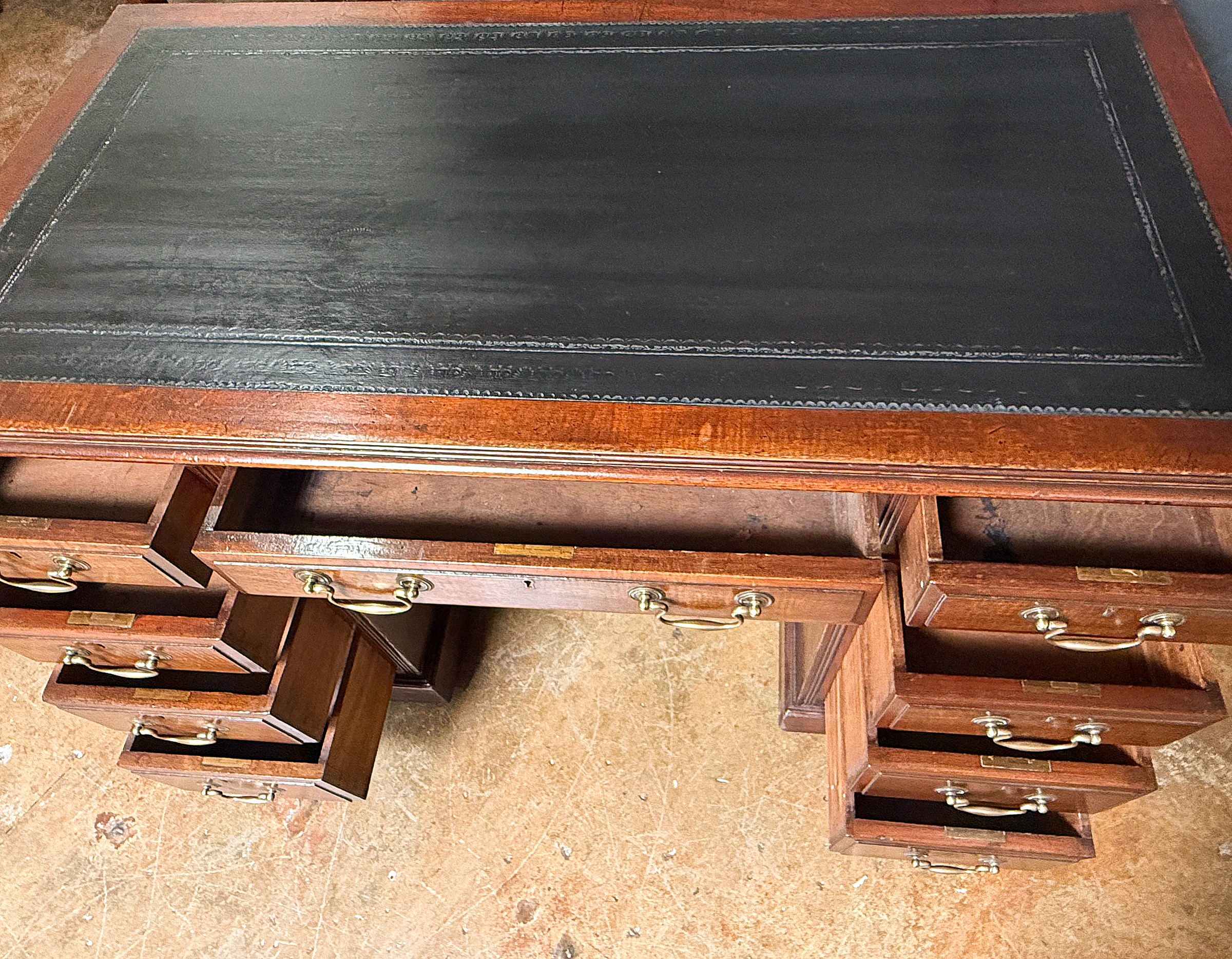 dd320_english_double_pedestal_desk_04