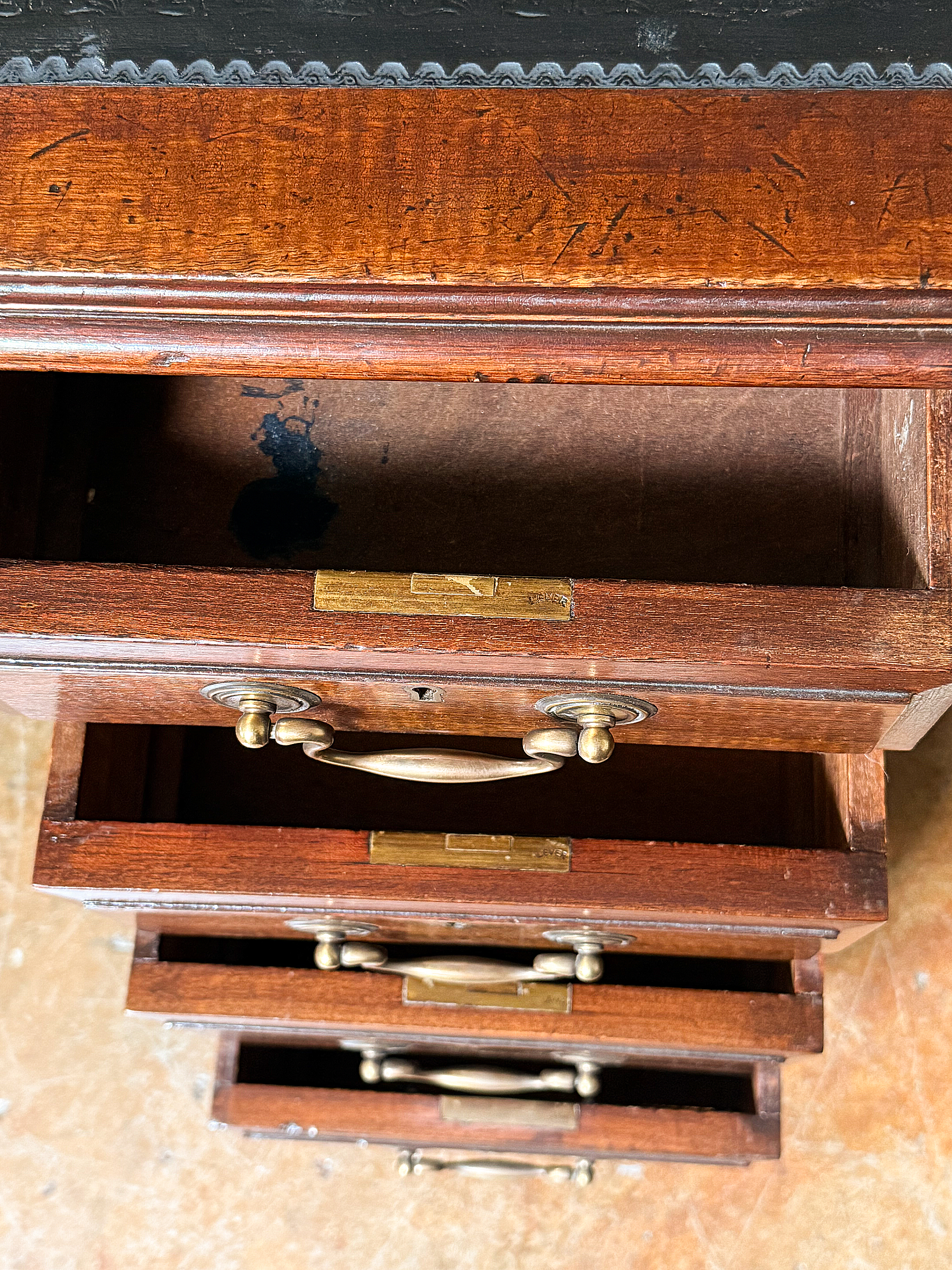 dd320_english_double_pedestal_desk_05