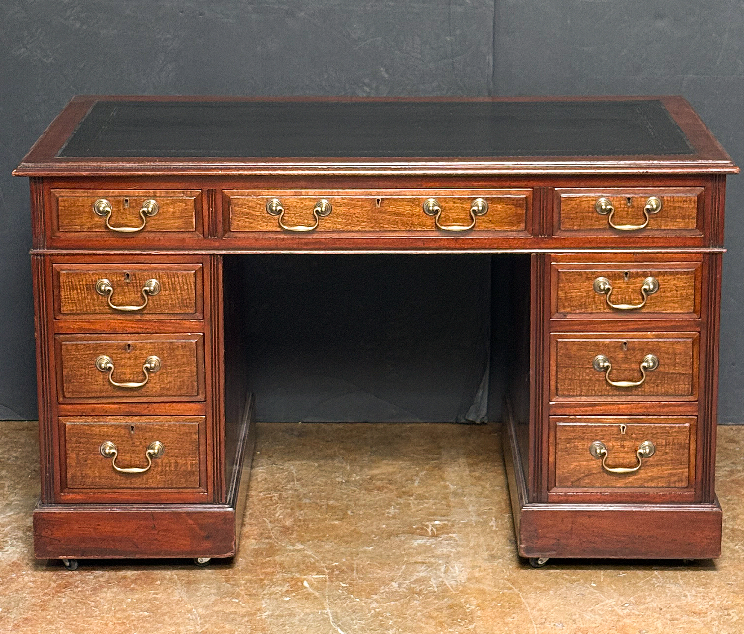 dd320_english_double_pedestal_desk_07