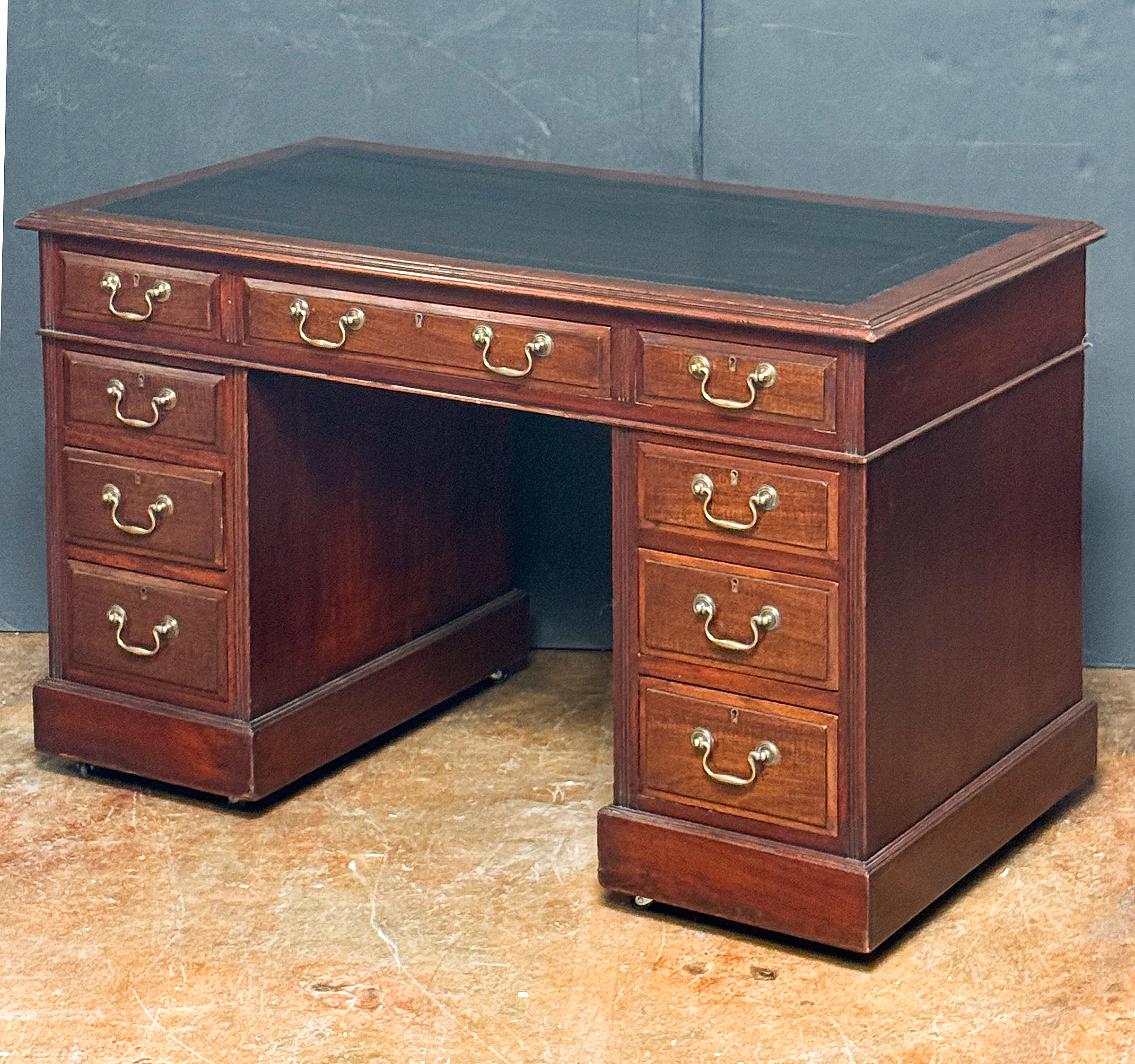 dd320_english_double_pedestal_desk_08