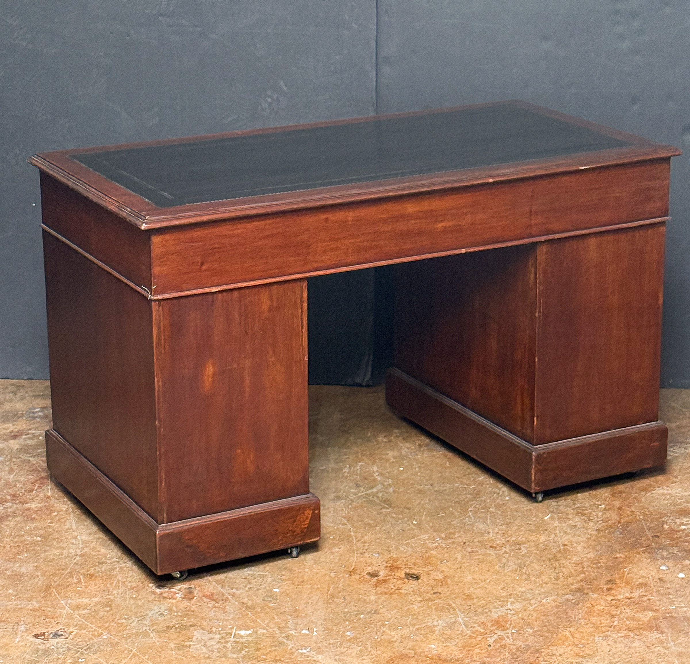 dd320_english_double_pedestal_desk_09