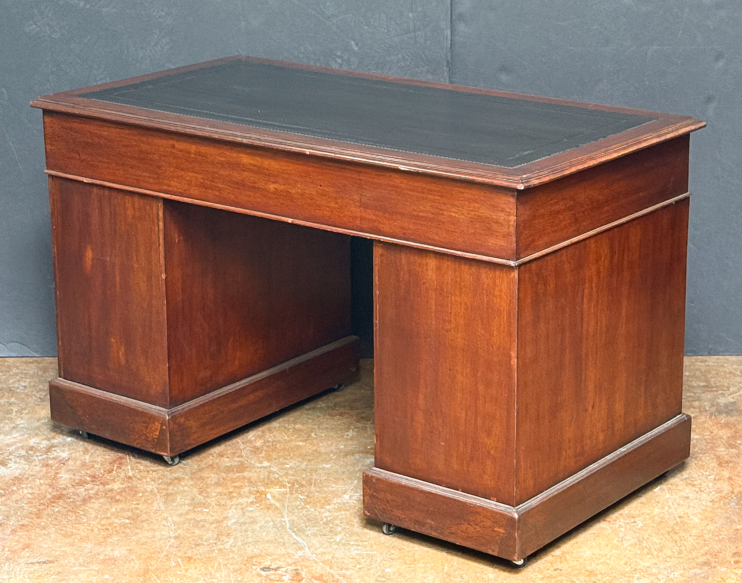 dd320_english_double_pedestal_desk_10