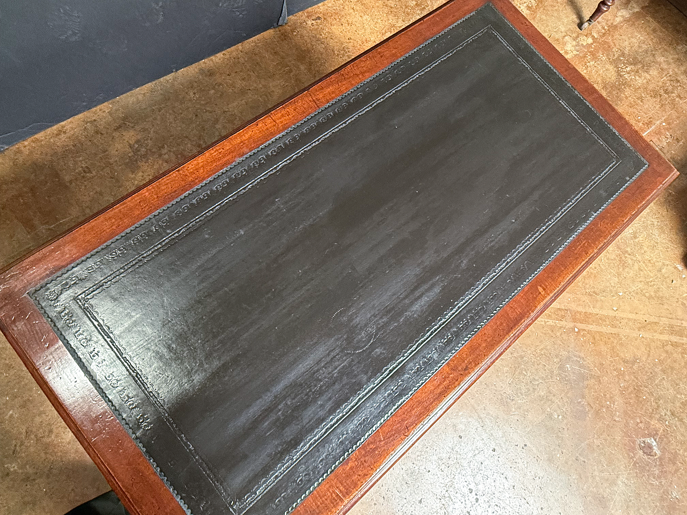 dd320_english_double_pedestal_desk_11