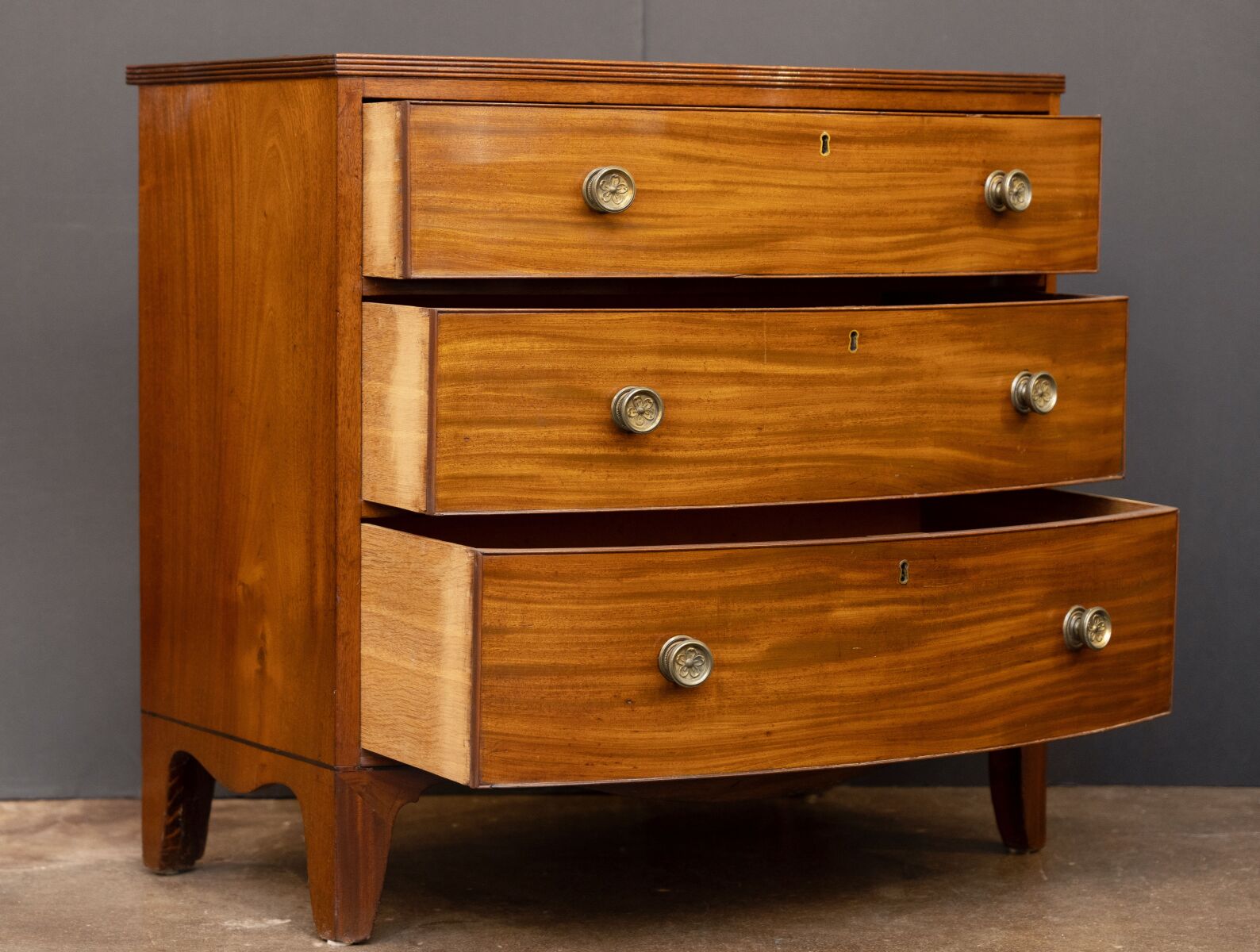 dd530_mahogany_bow_chest_14