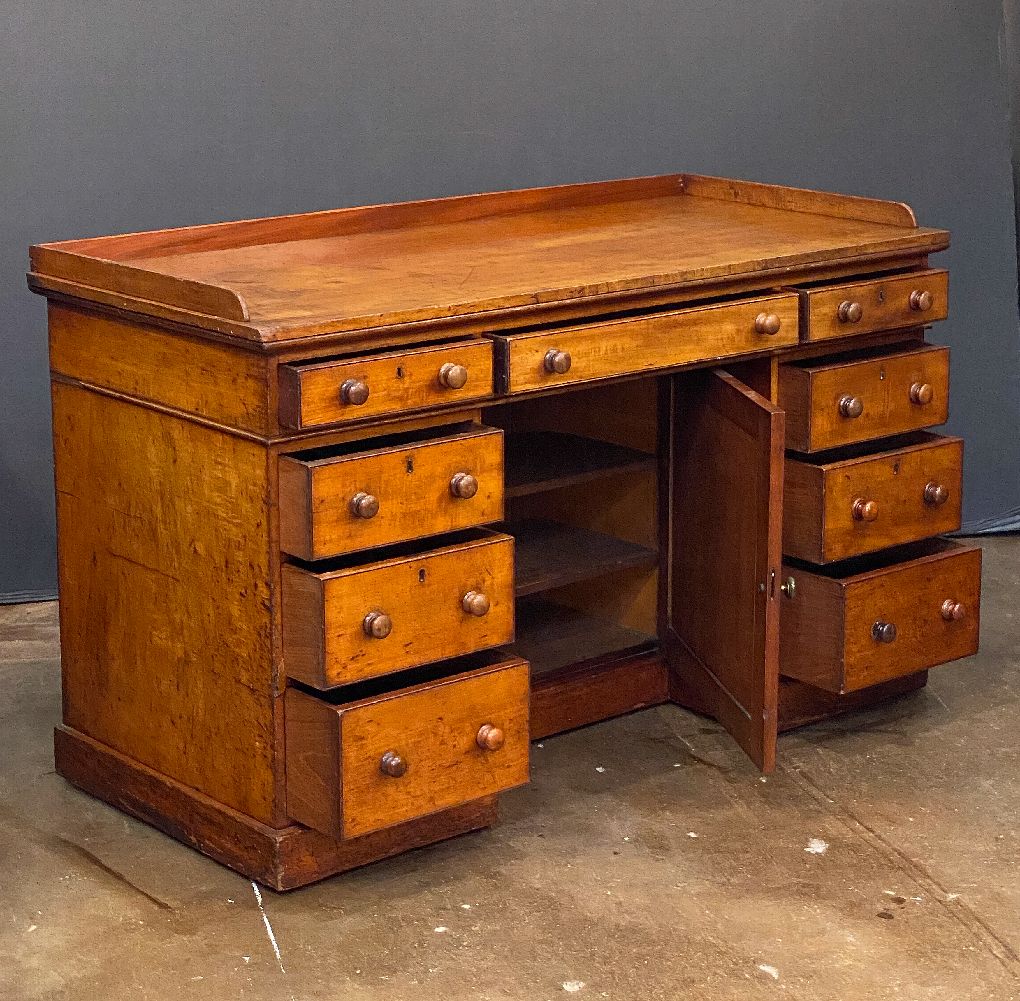 ee001_victorian_mahogany_kneehole_desk_20