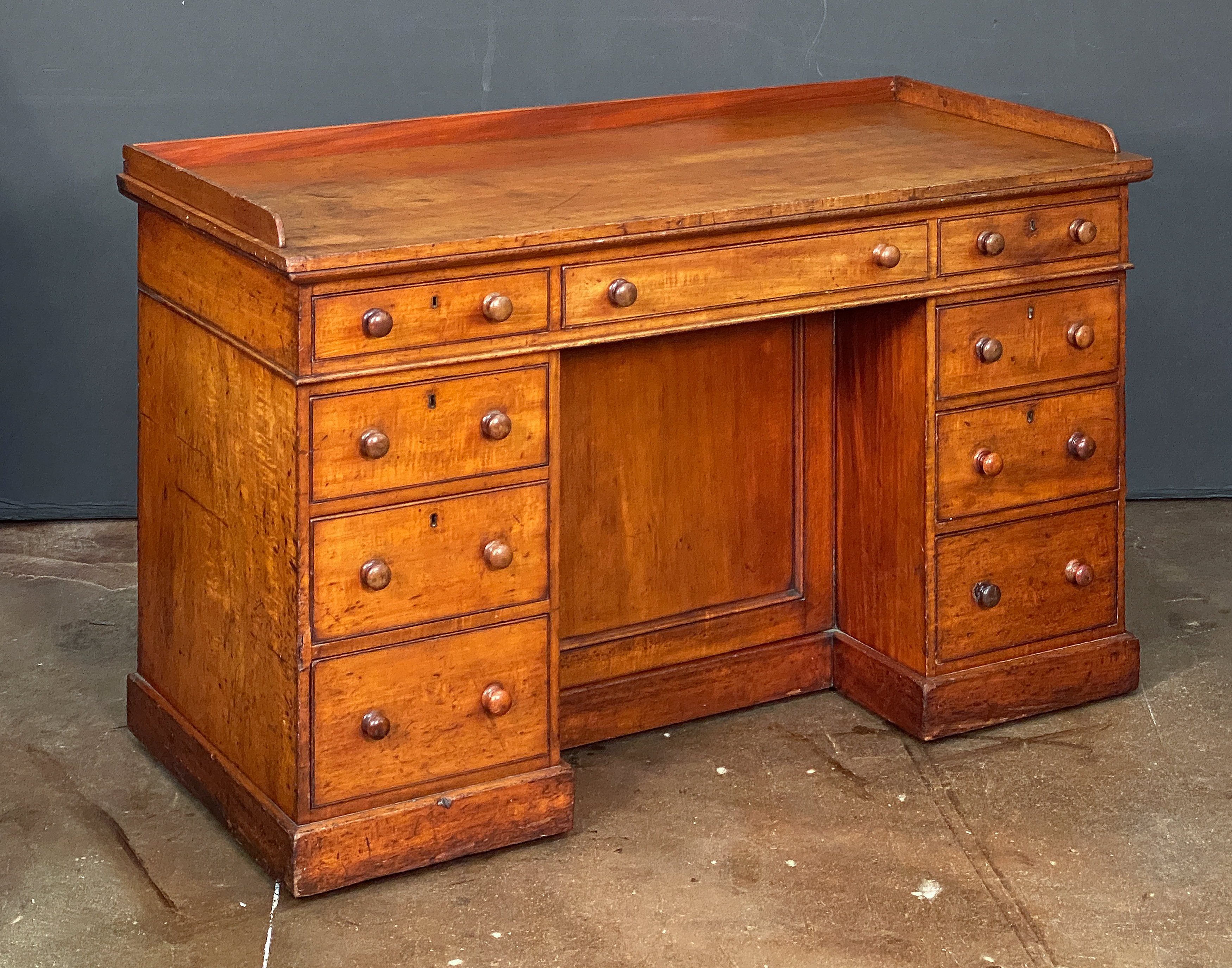 ee001_victorian_mahogany_kneehole_desk_3_l_e_a_d