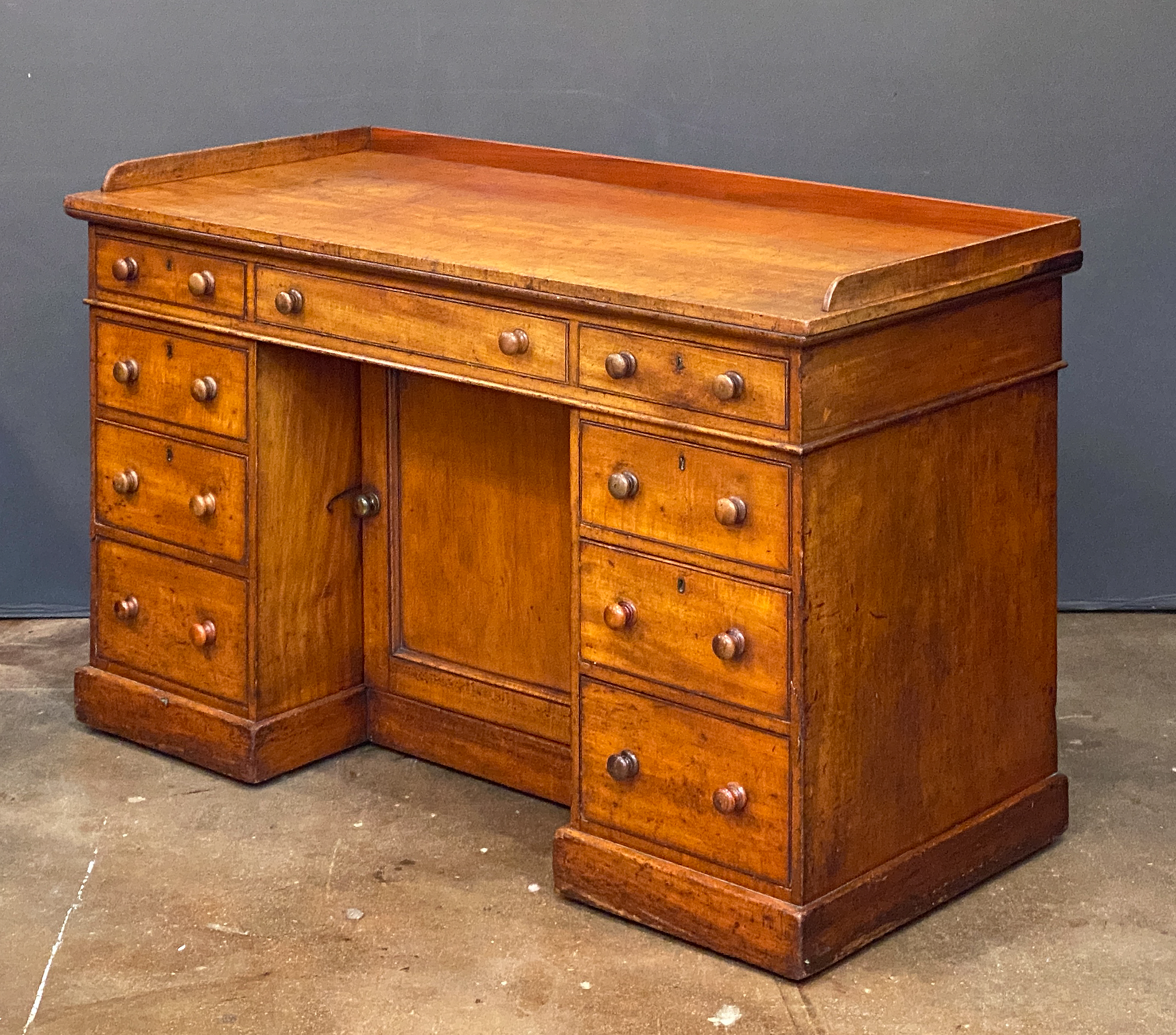 ee001_victorian_mahogany_kneehole_desk_48