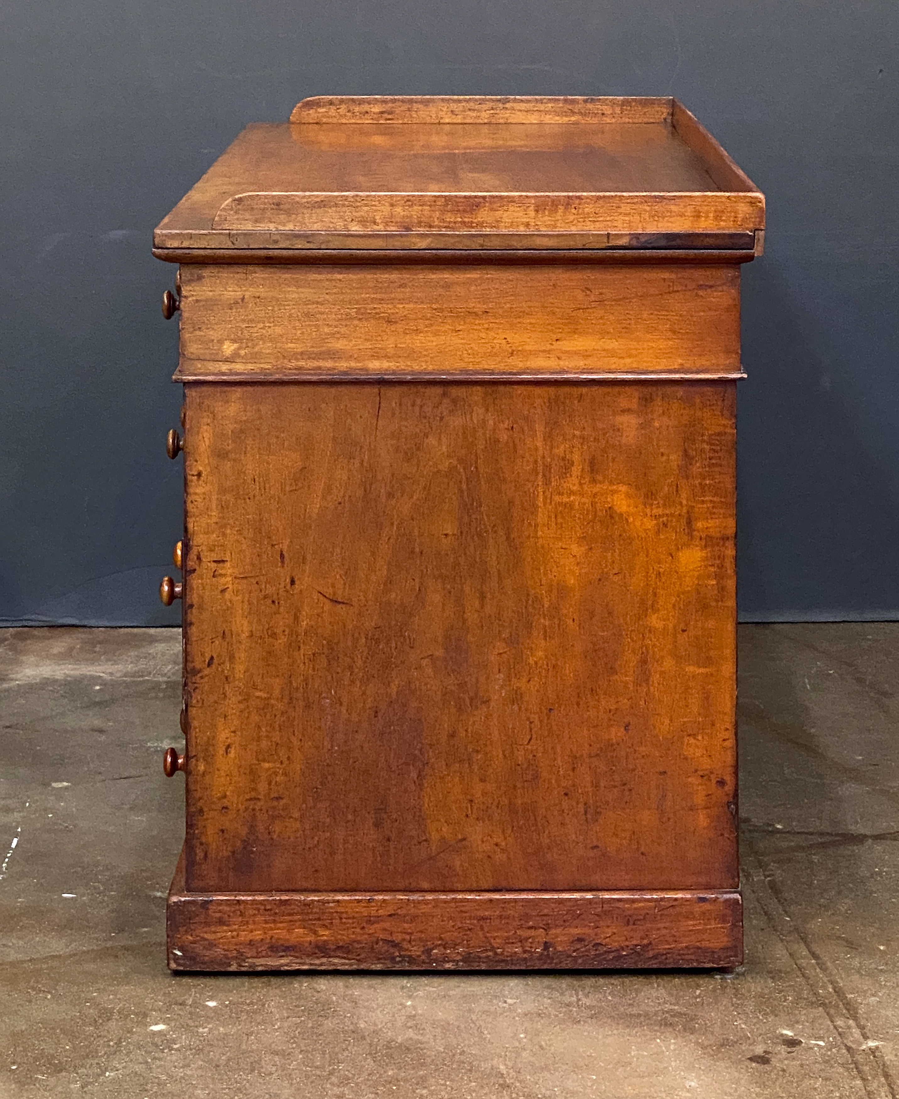 ee001_victorian_mahogany_kneehole_desk_58