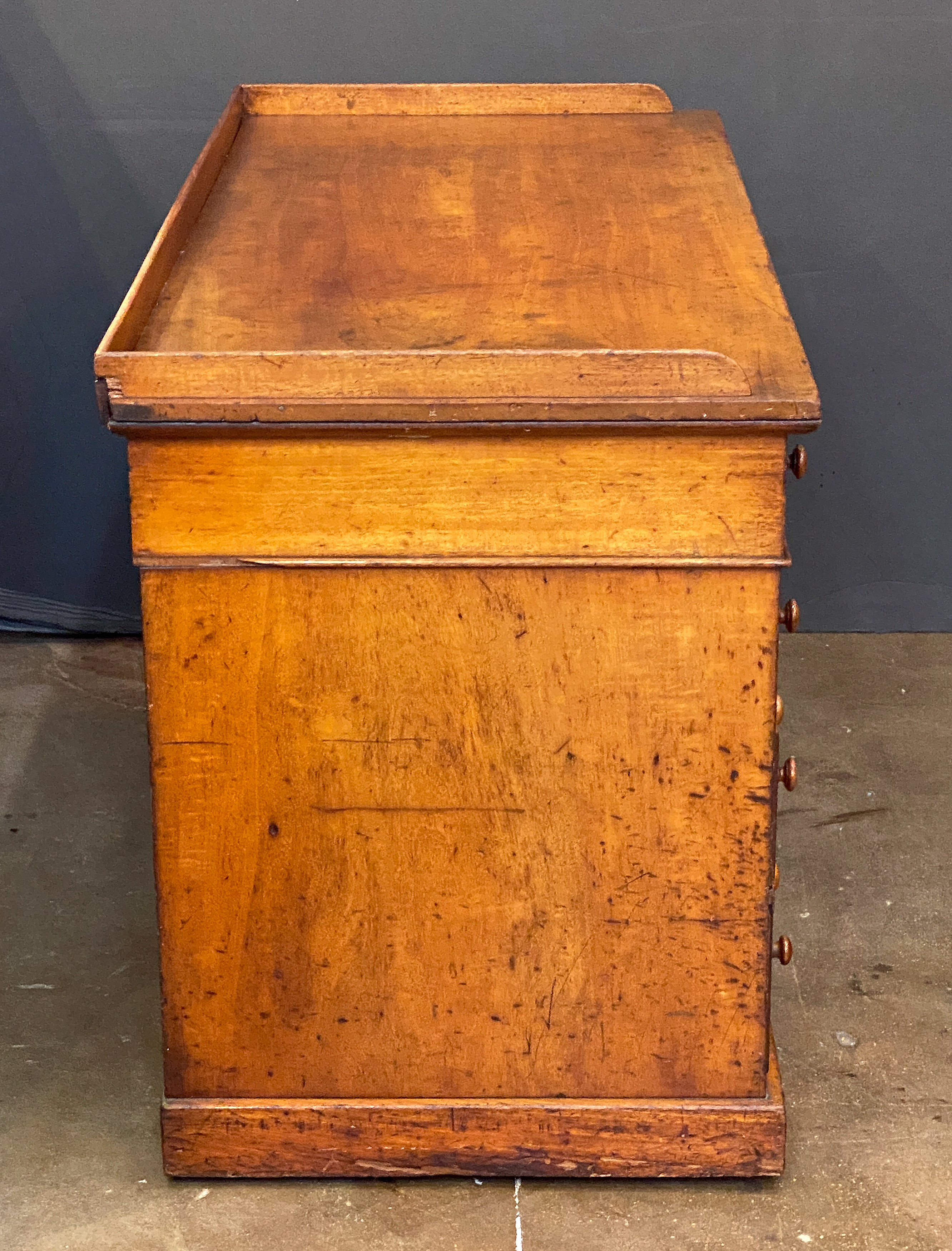 ee001_victorian_mahogany_kneehole_desk_64