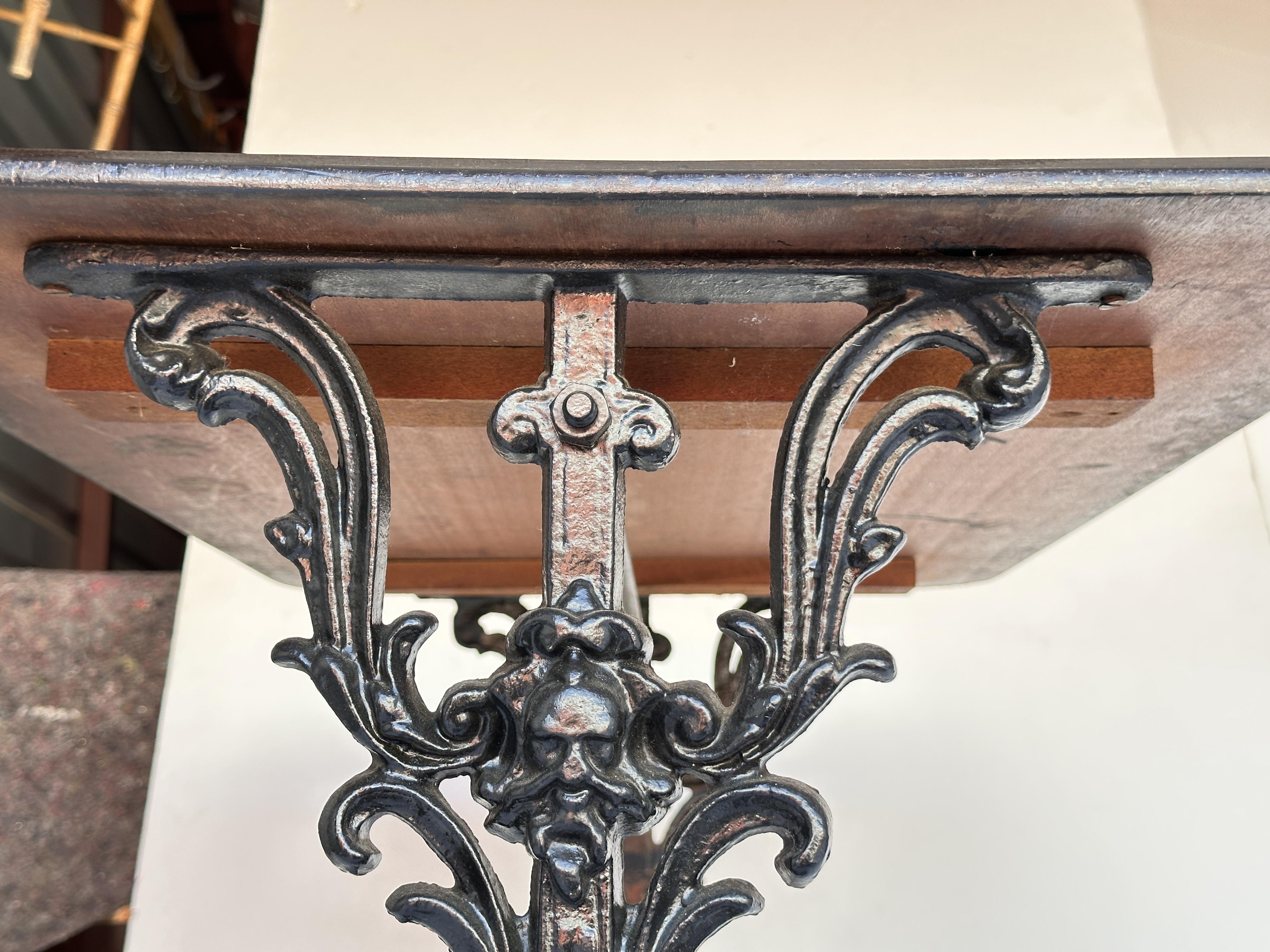ee006_bar-pub_table_10
