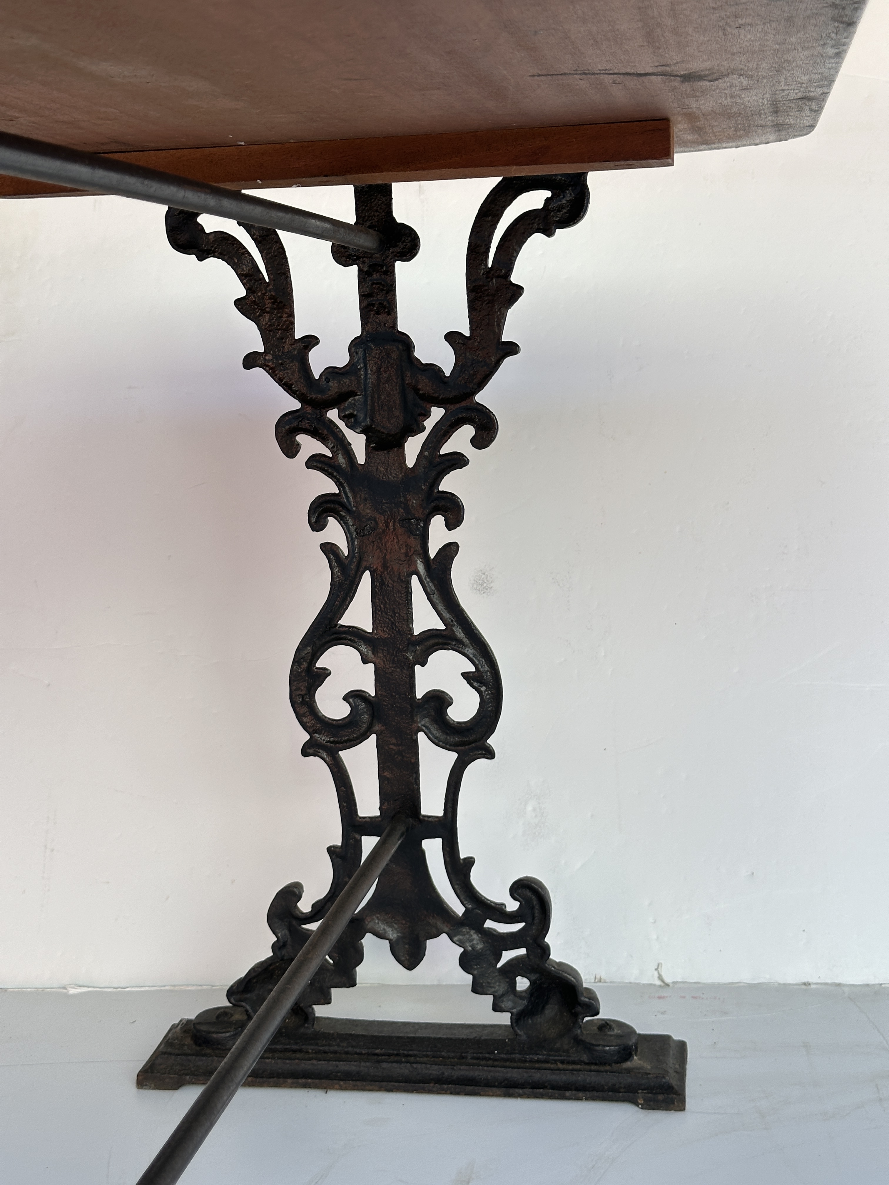 ee006_bar-pub_table_12