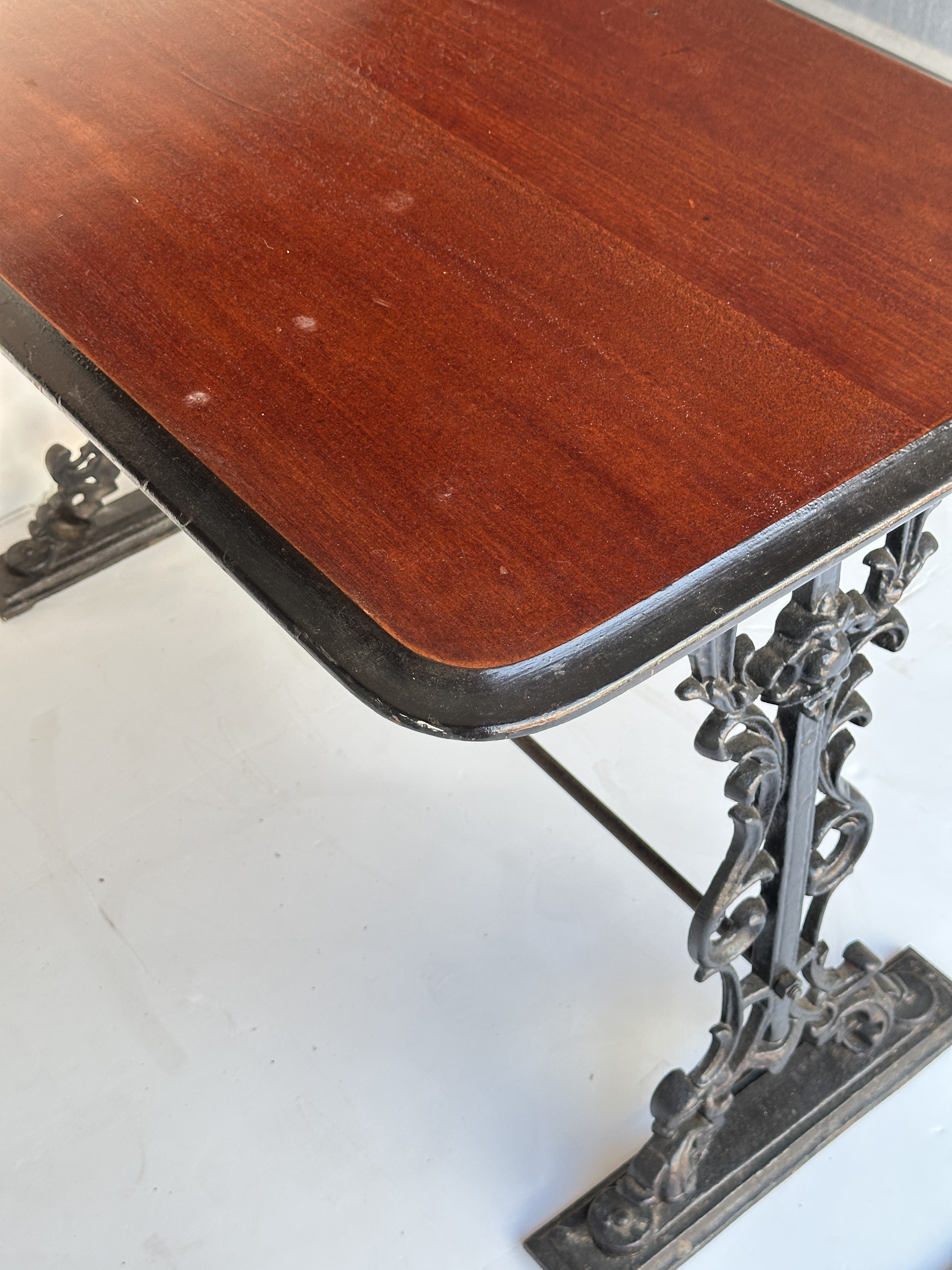 ee006_bar-pub_table_4