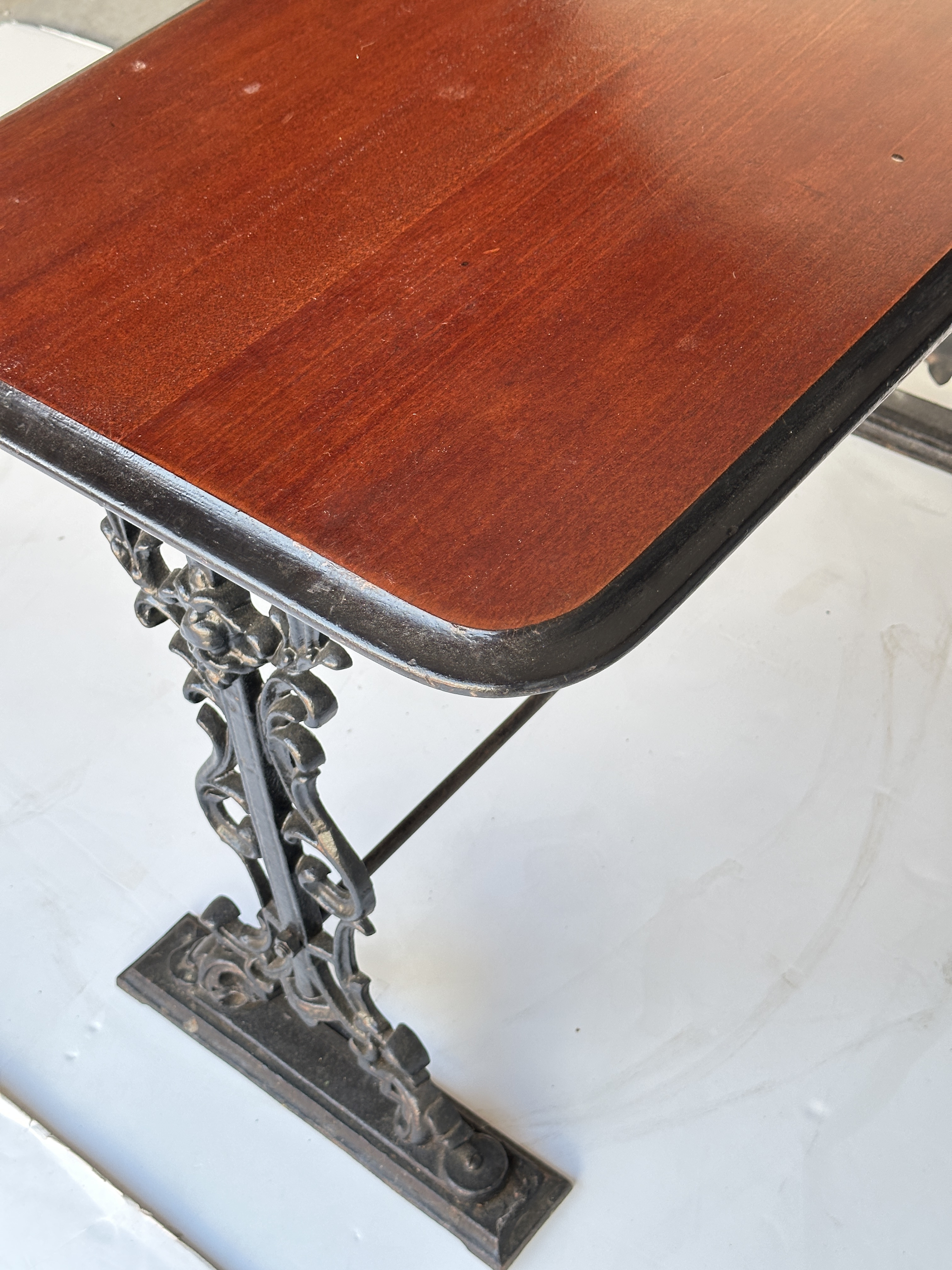 ee006_bar-pub_table_5