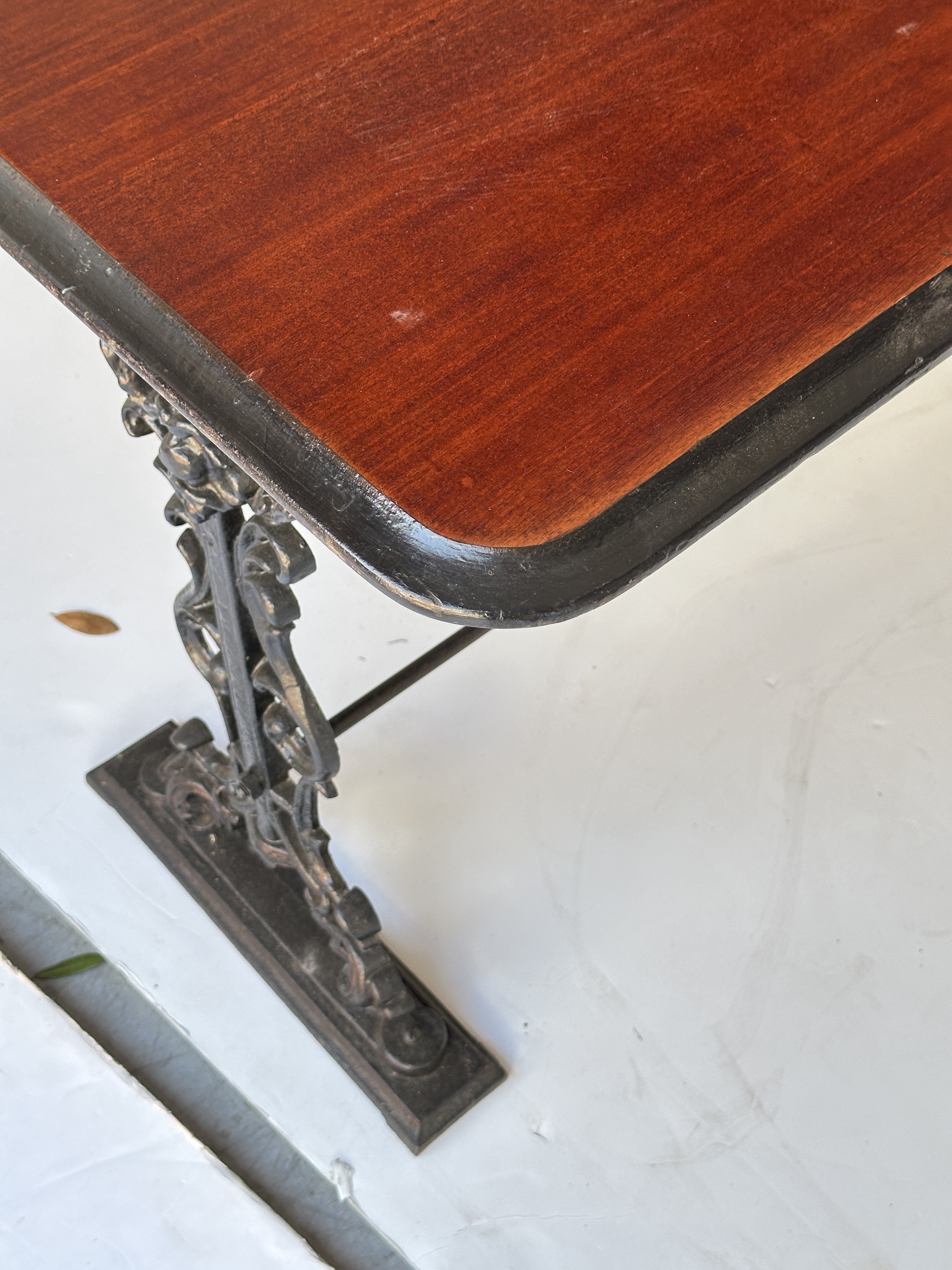ee006_bar-pub_table_7