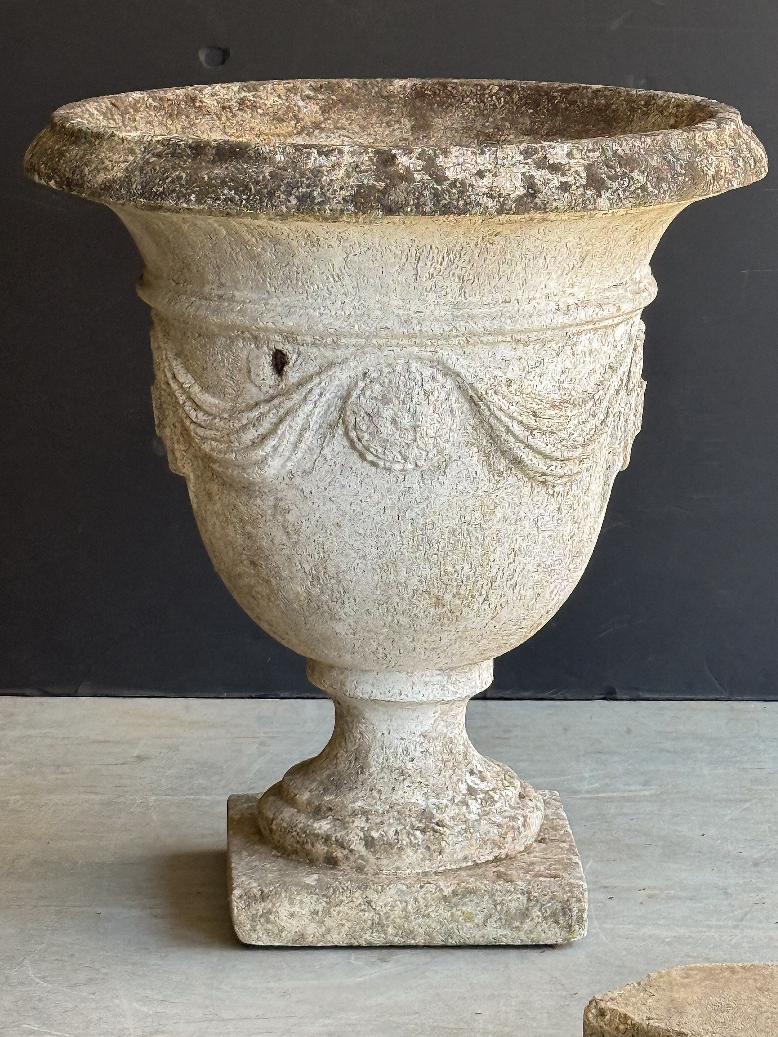 ee012_stone_urn_003