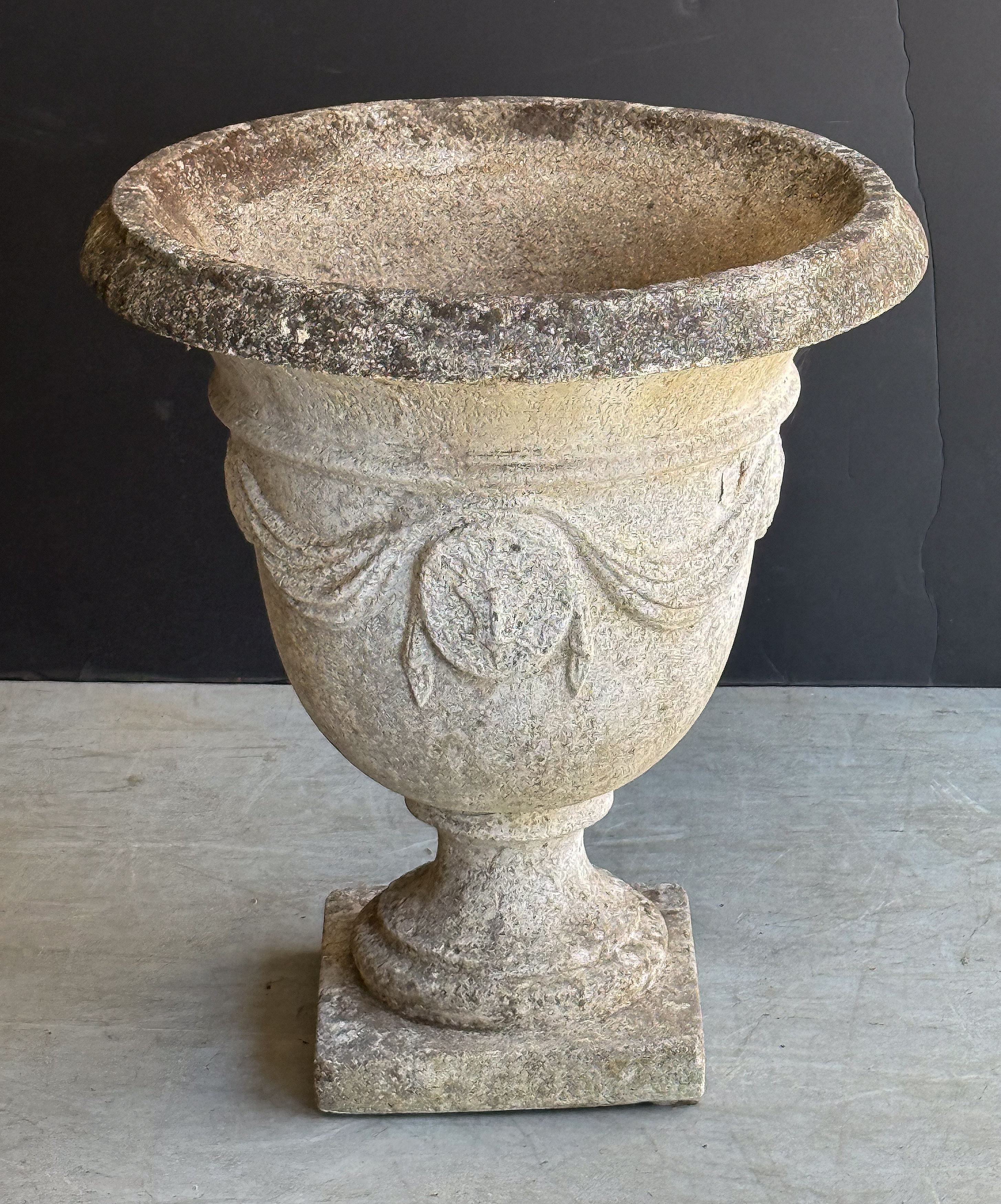 ee012_stone_urn_005