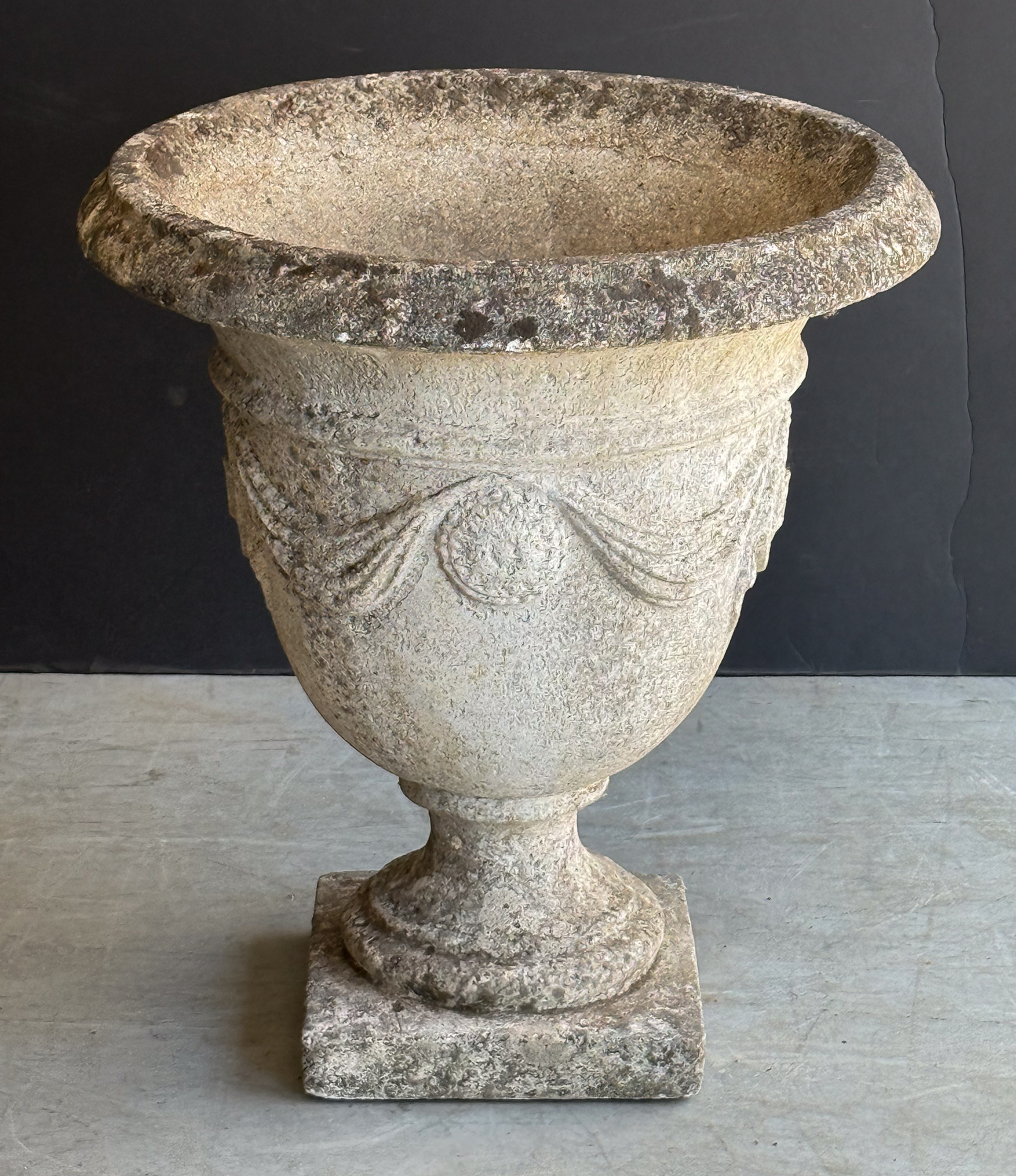 ee012_stone_urn_007_l_e_a_d