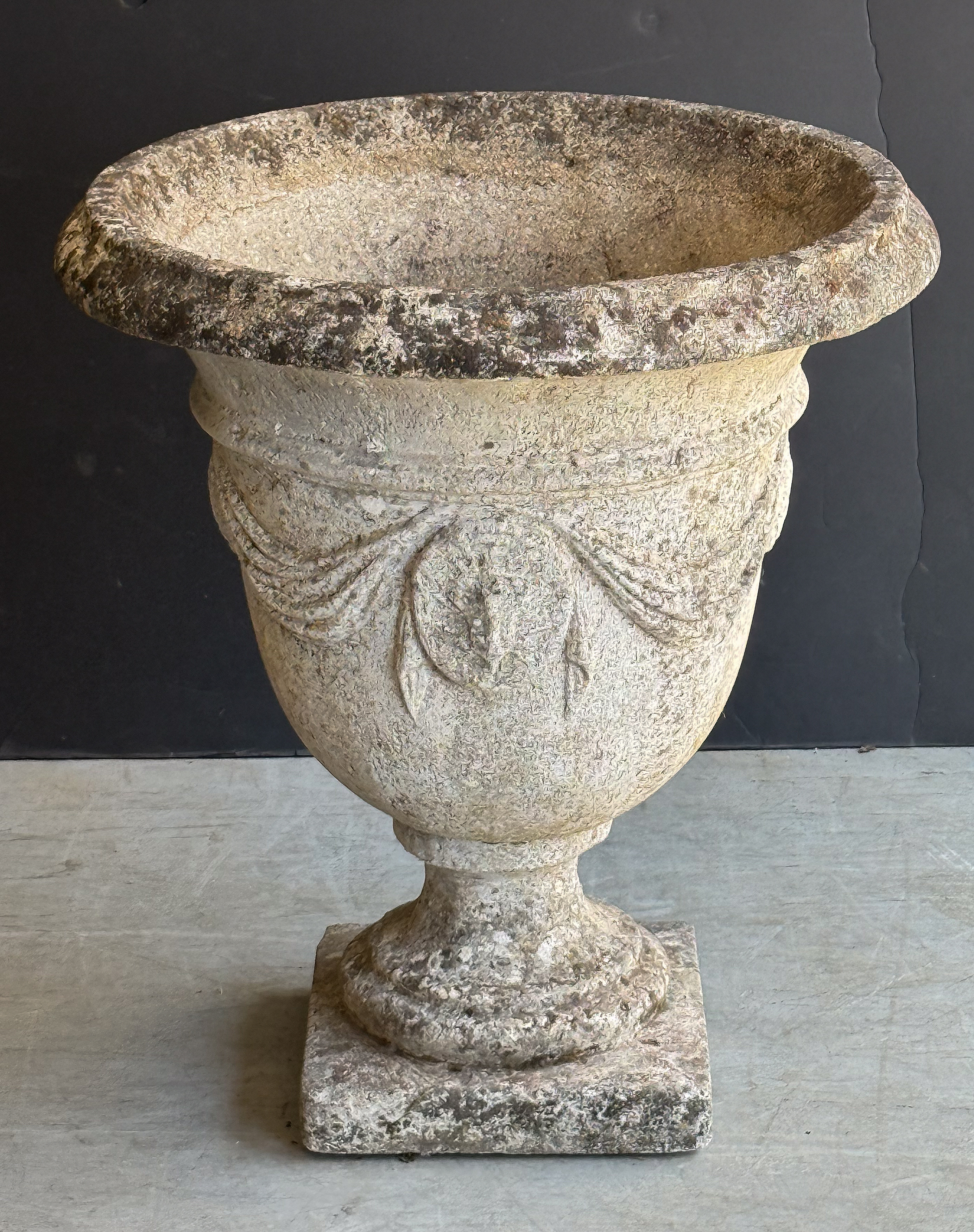 ee012_stone_urn_011