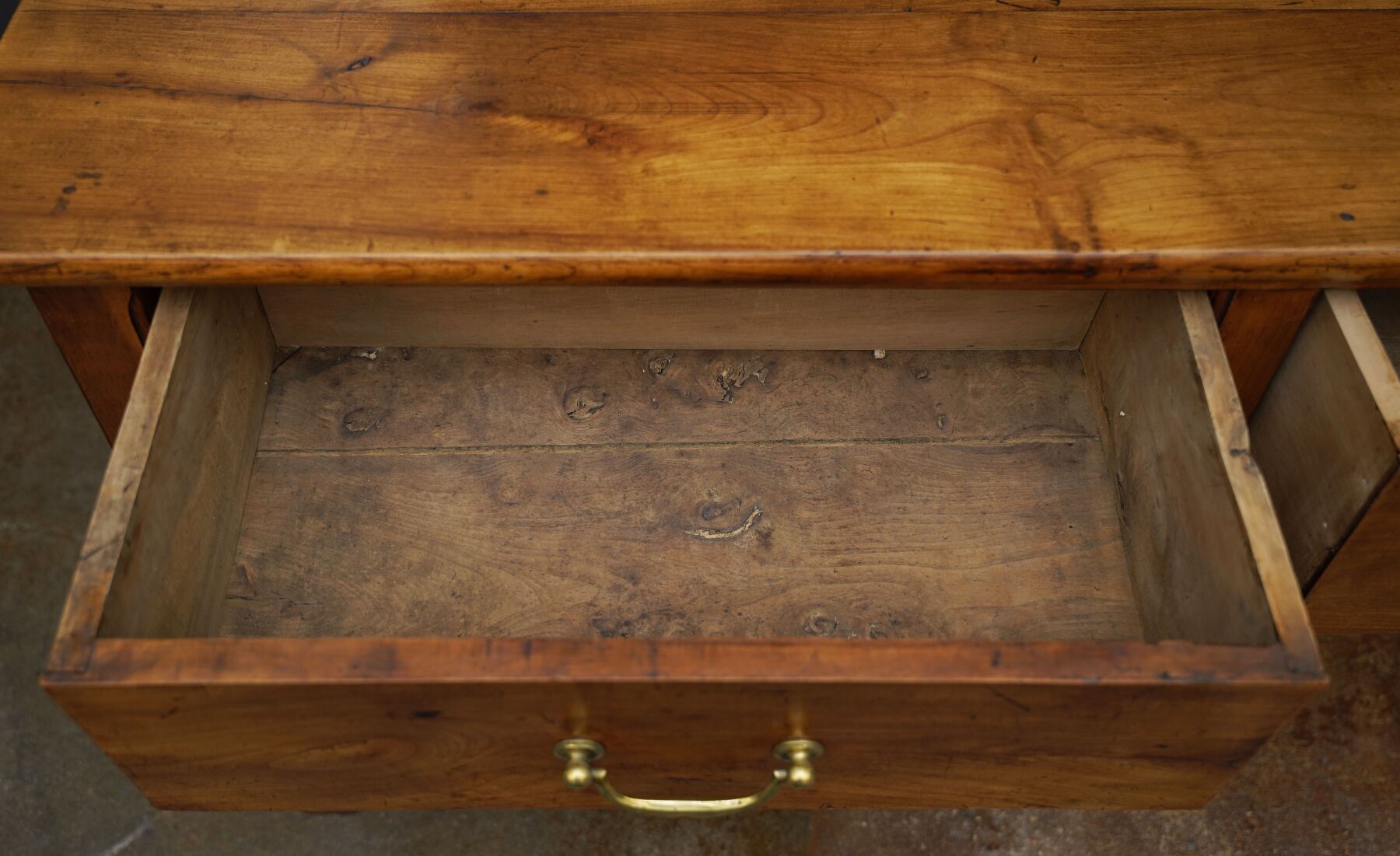 ee023_cherry_console_33_179388617