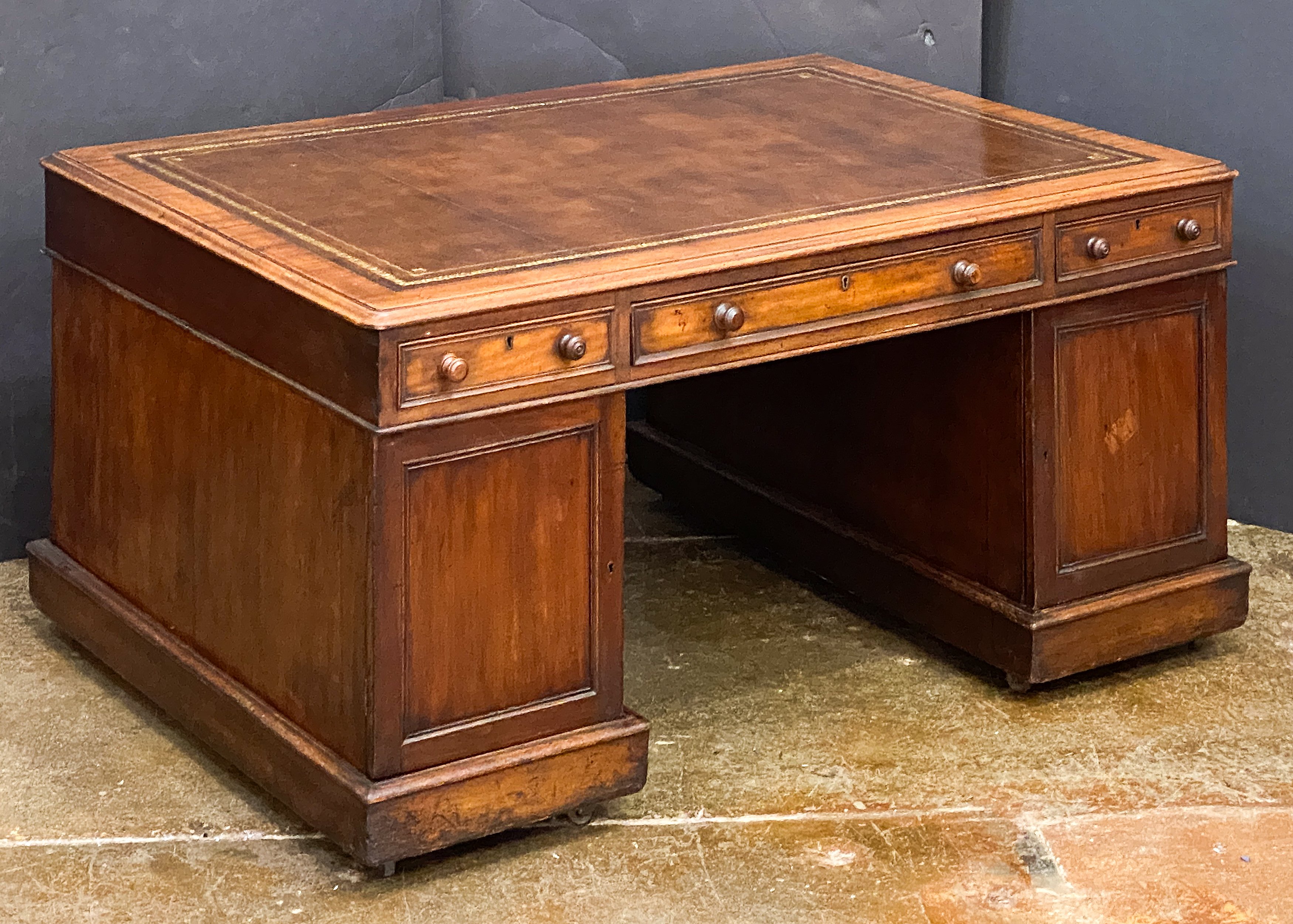 ee029_mahogany_desk_with_leather_top_1