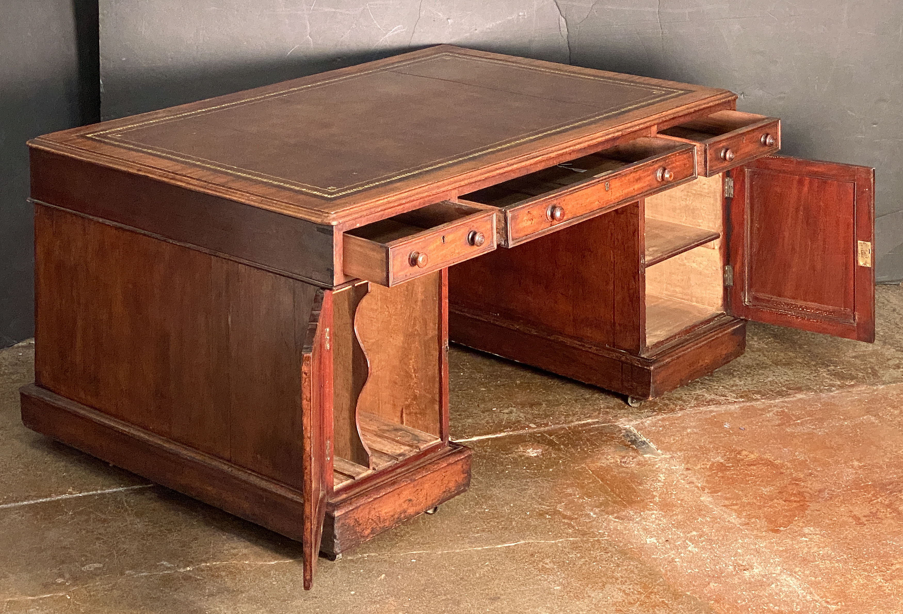 ee029_mahogany_desk_with_leather_top_10