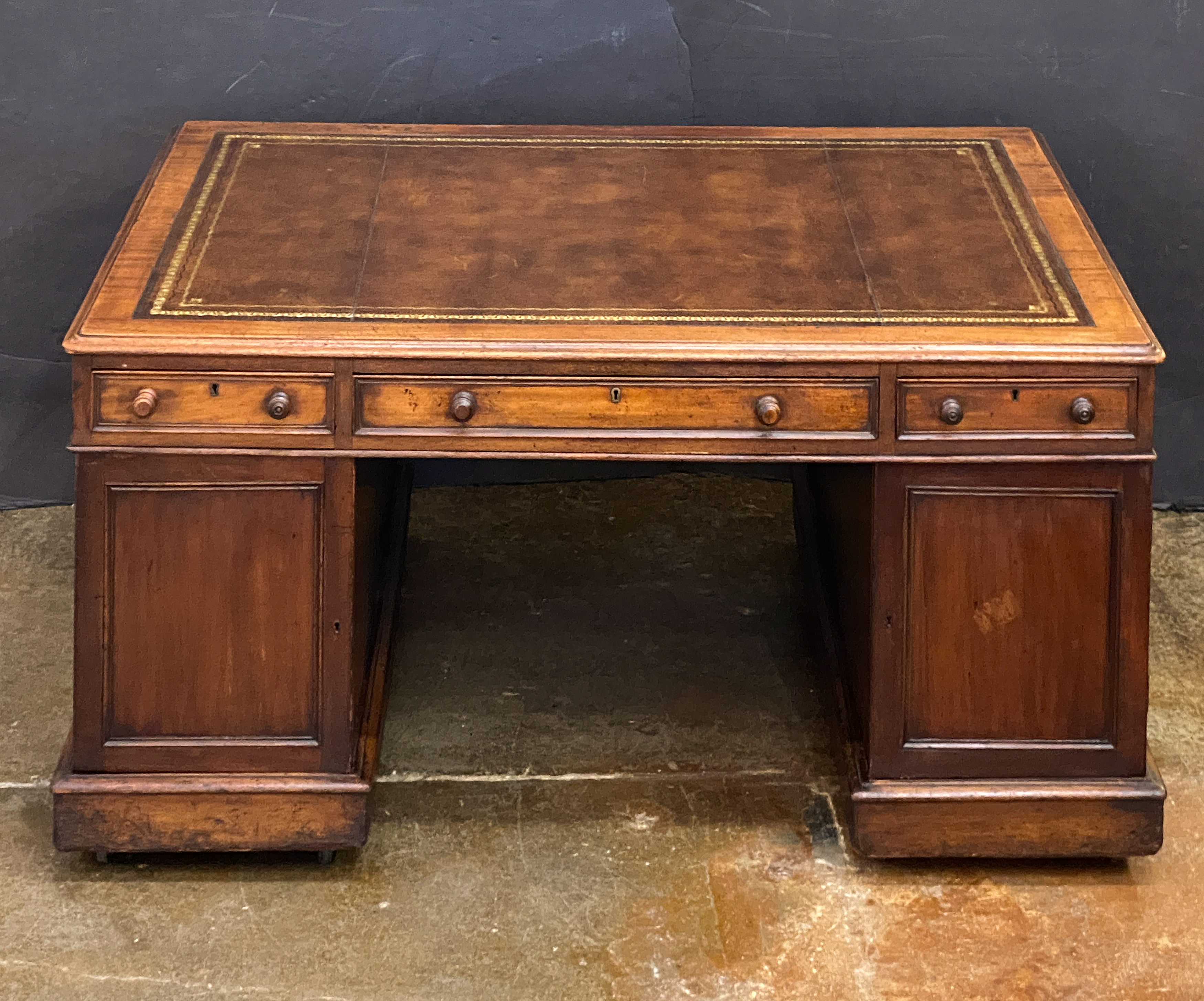 ee029_mahogany_desk_with_leather_top_18