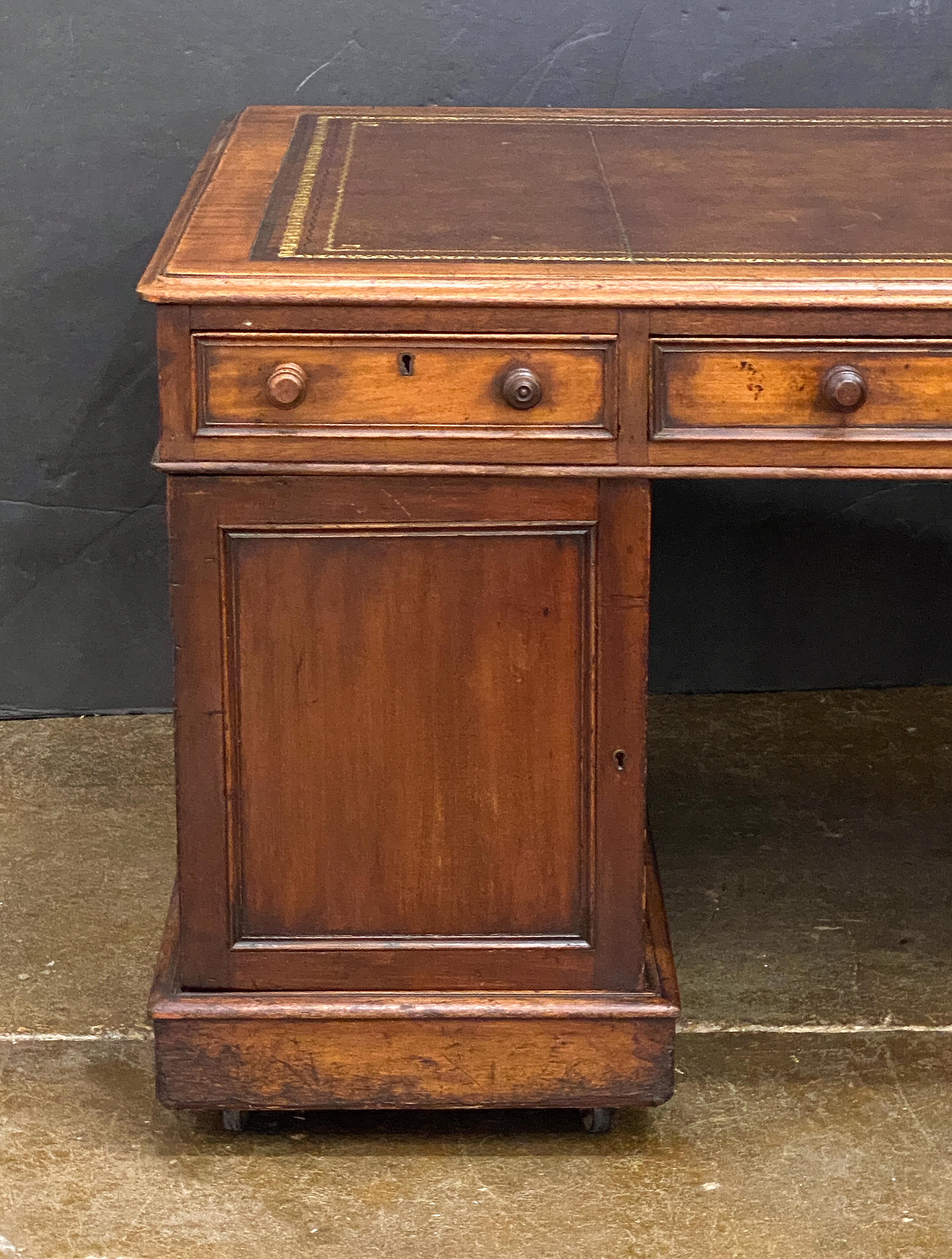 ee029_mahogany_desk_with_leather_top_19