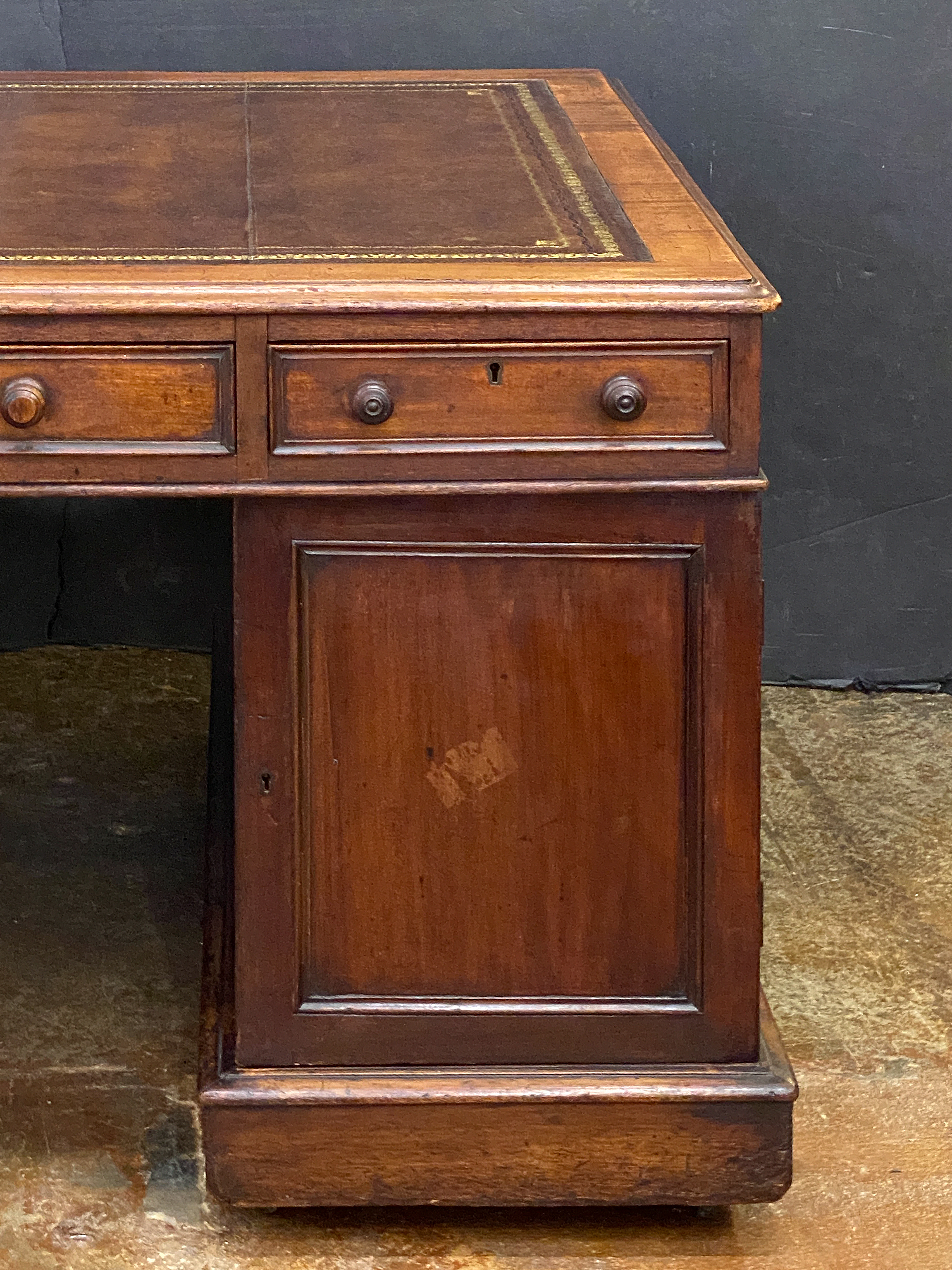 ee029_mahogany_desk_with_leather_top_20-2