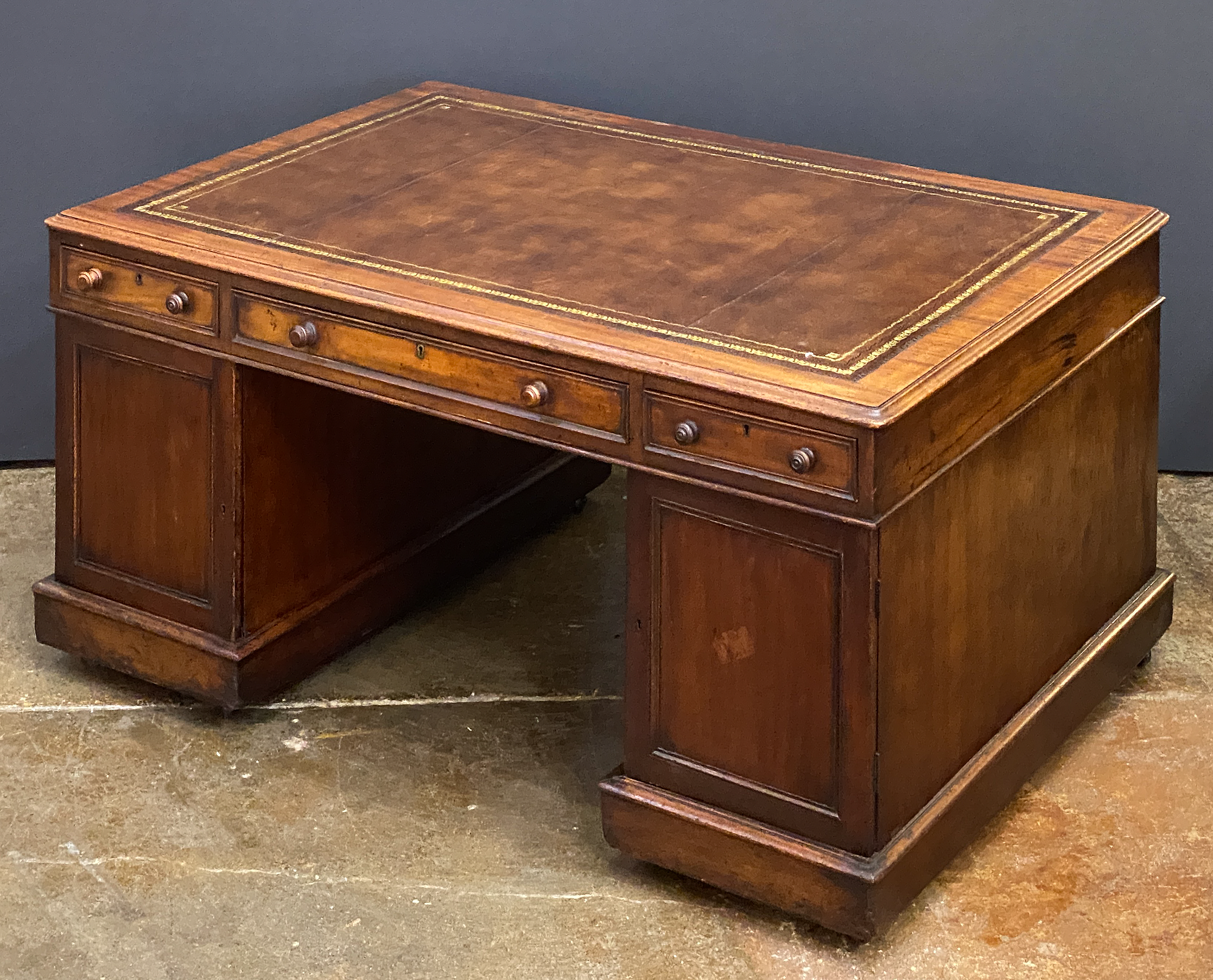 ee029_mahogany_desk_with_leather_top_27