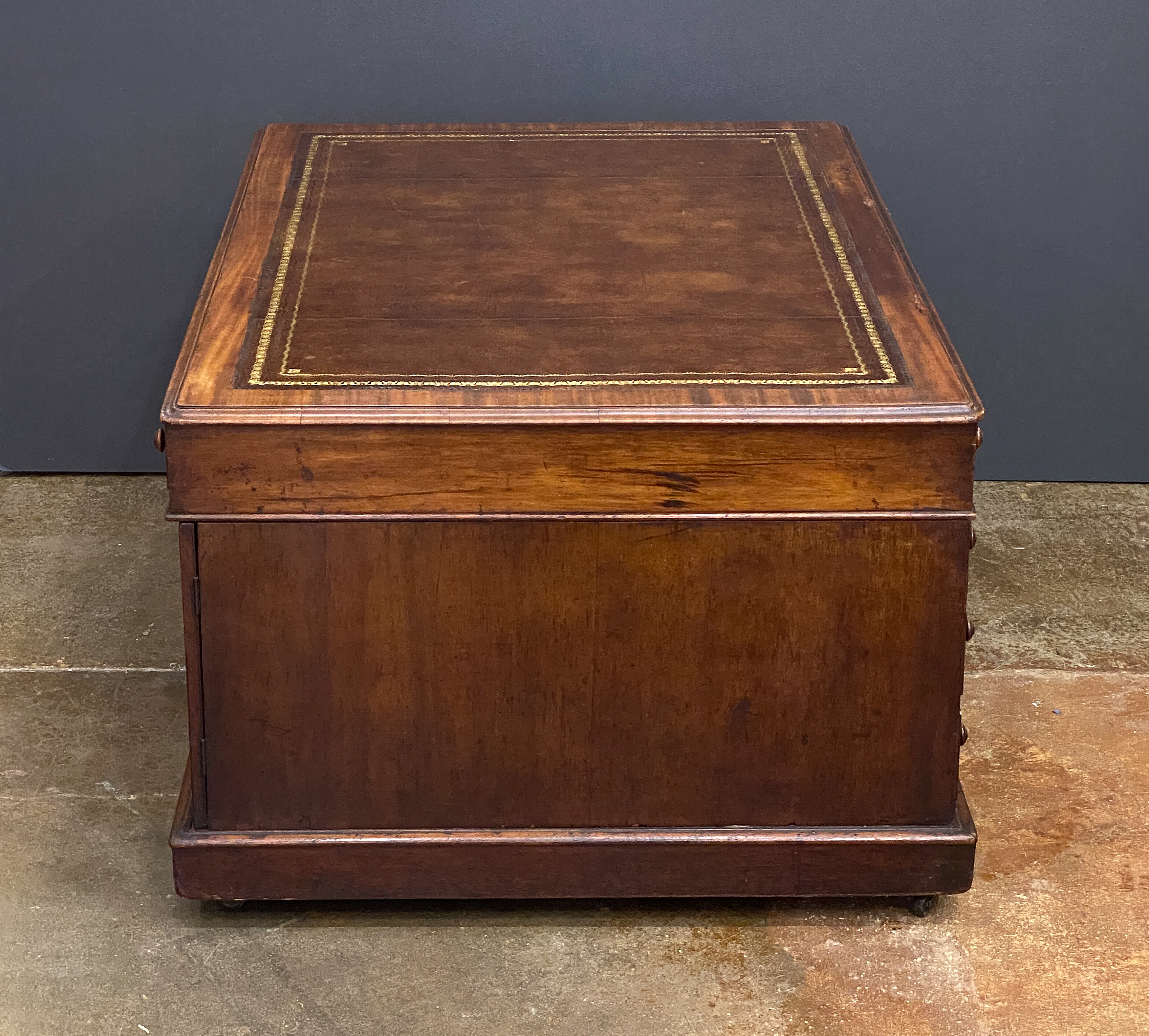 ee029_mahogany_desk_with_leather_top_39