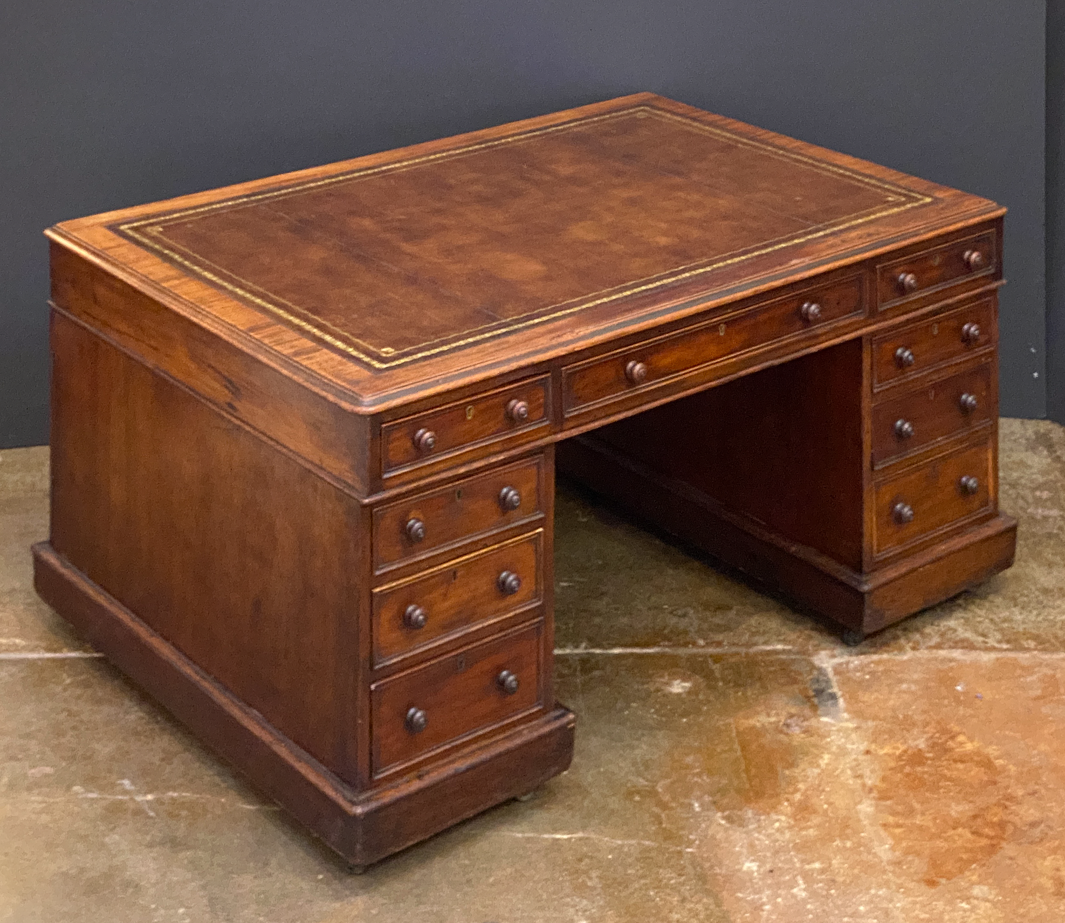 ee029_mahogany_desk_with_leather_top_46_l_e_a_d