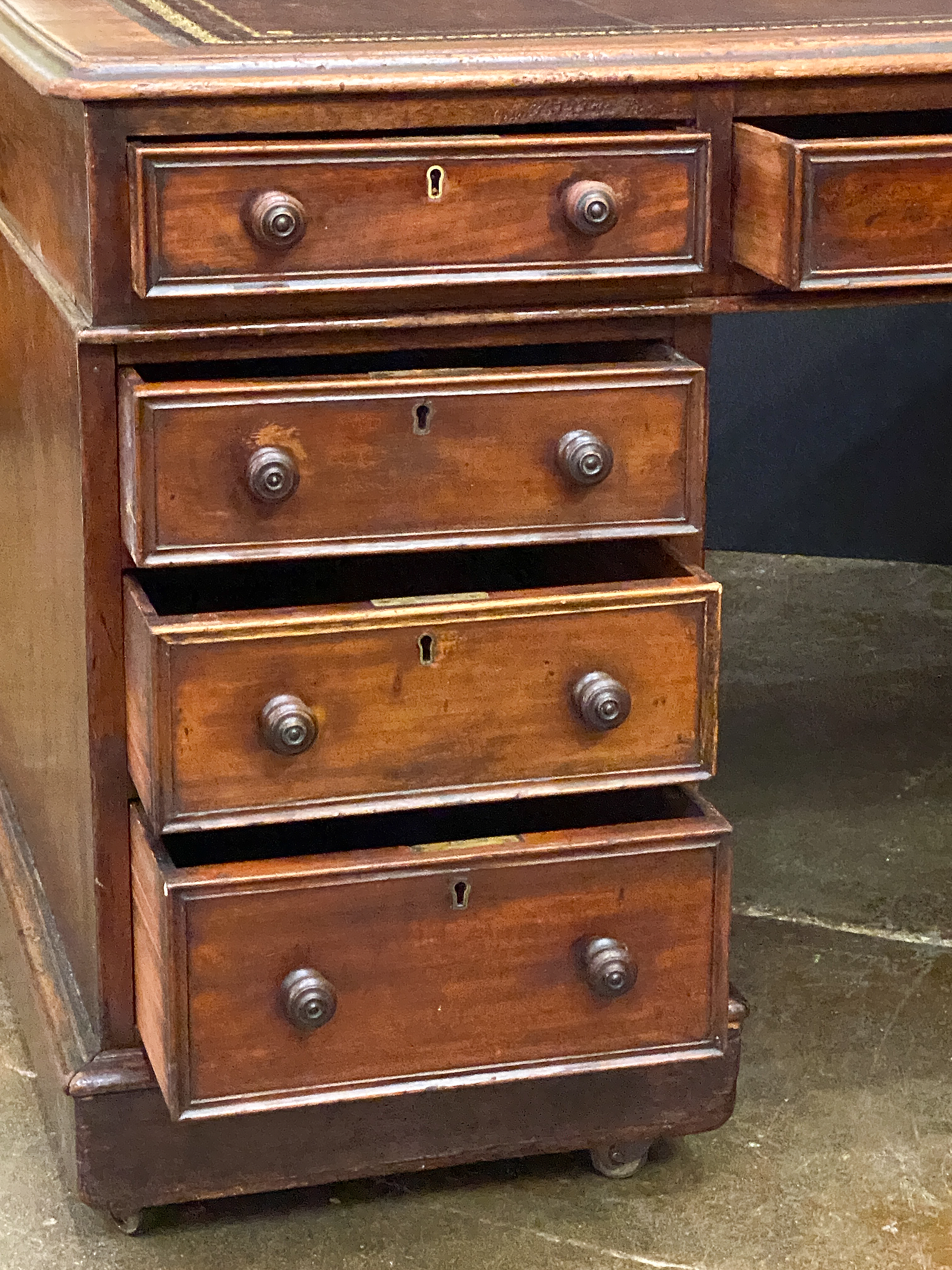 ee029_mahogany_desk_with_leather_top_51