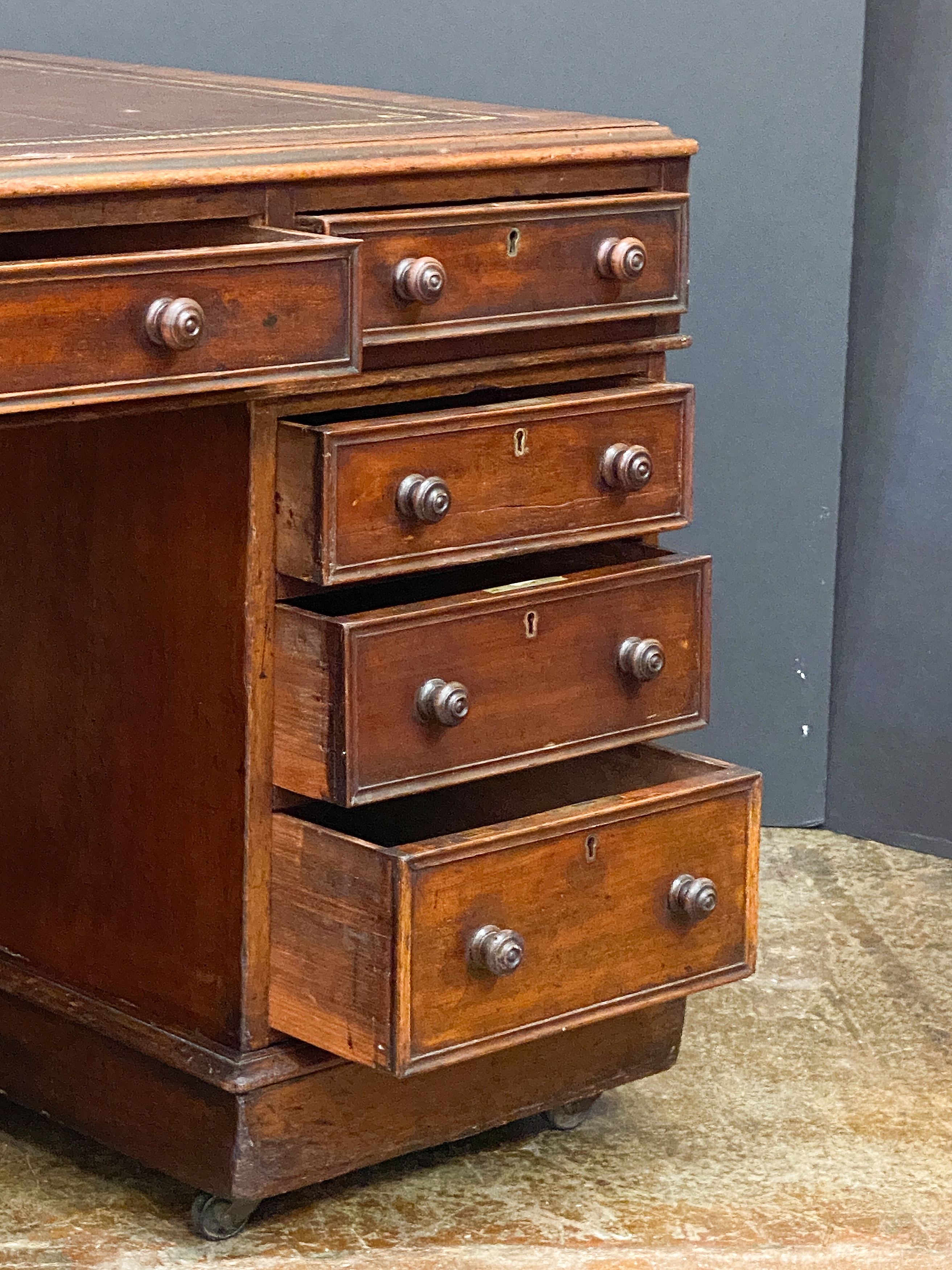 ee029_mahogany_desk_with_leather_top_52