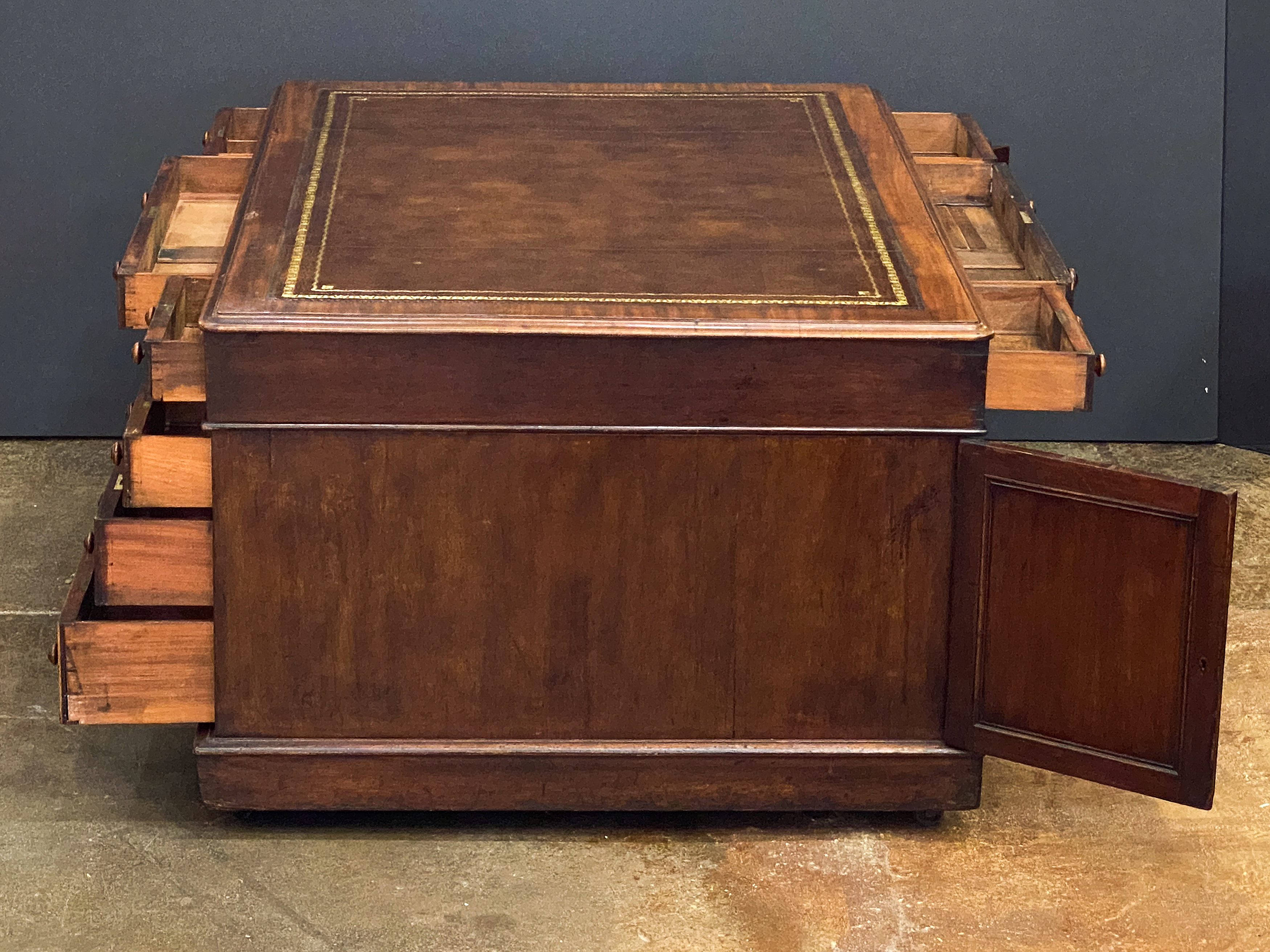 ee029_mahogany_desk_with_leather_top_76