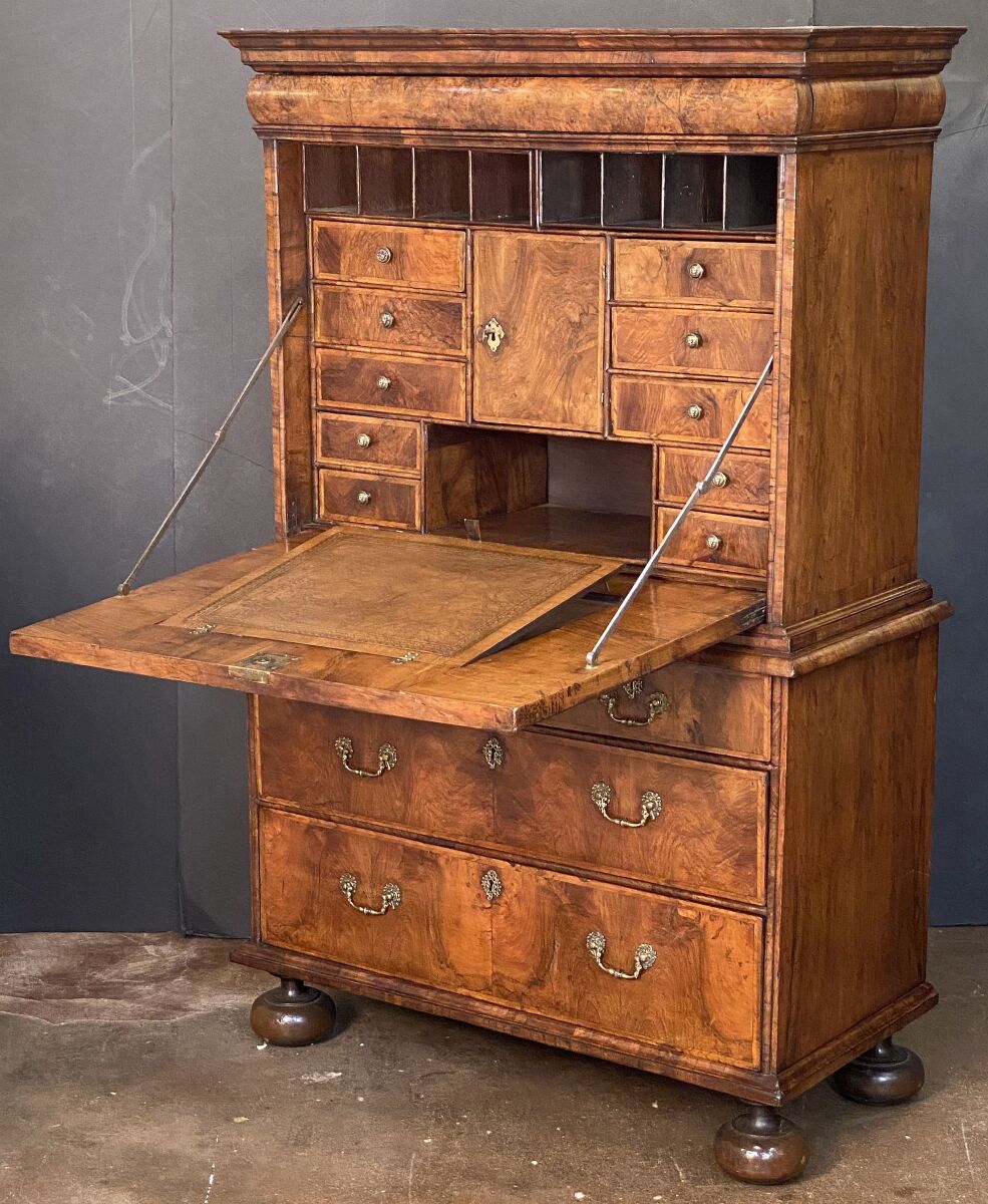 ee065_large_secretary_l_e_a_d