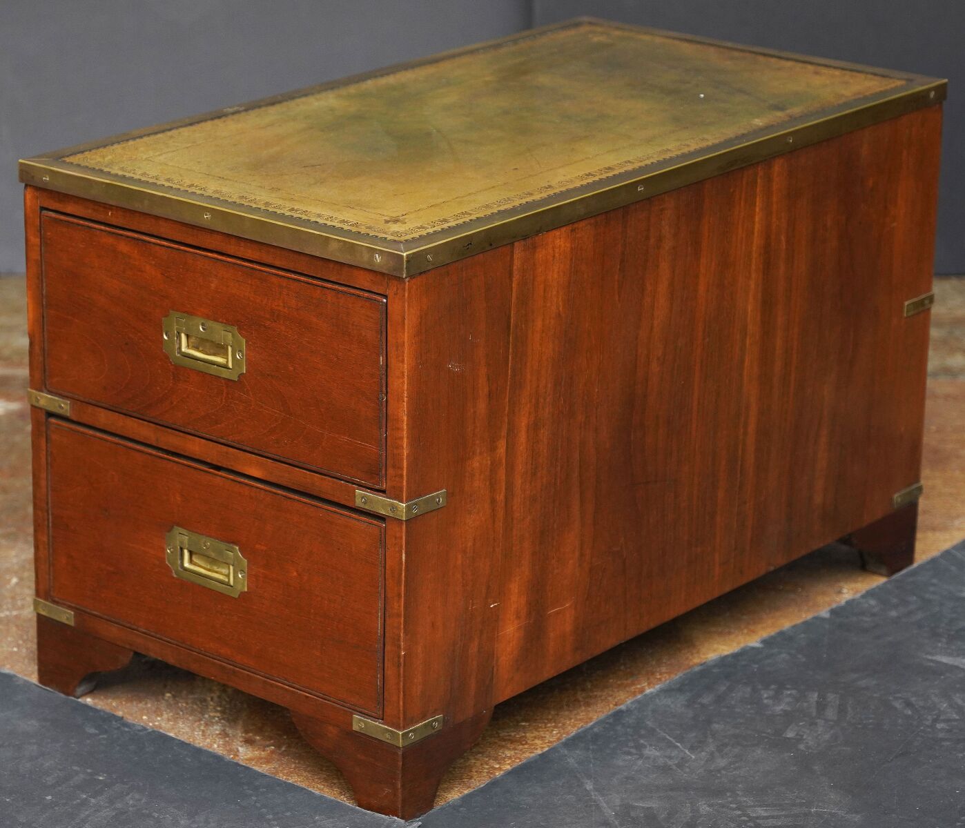 ee596_campaign_low_cabinet_the_one