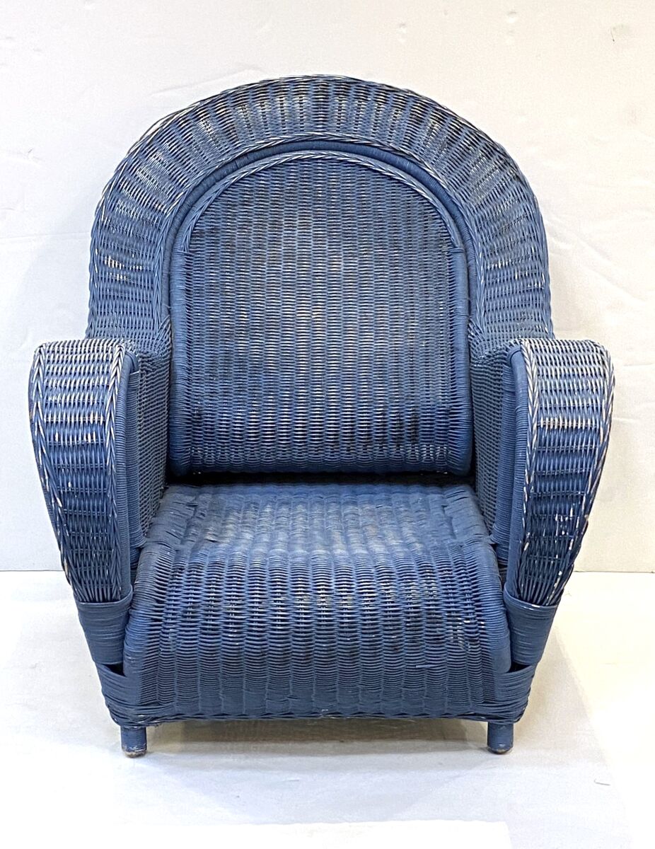 ee652_blue_chairs_france_5_1710113719