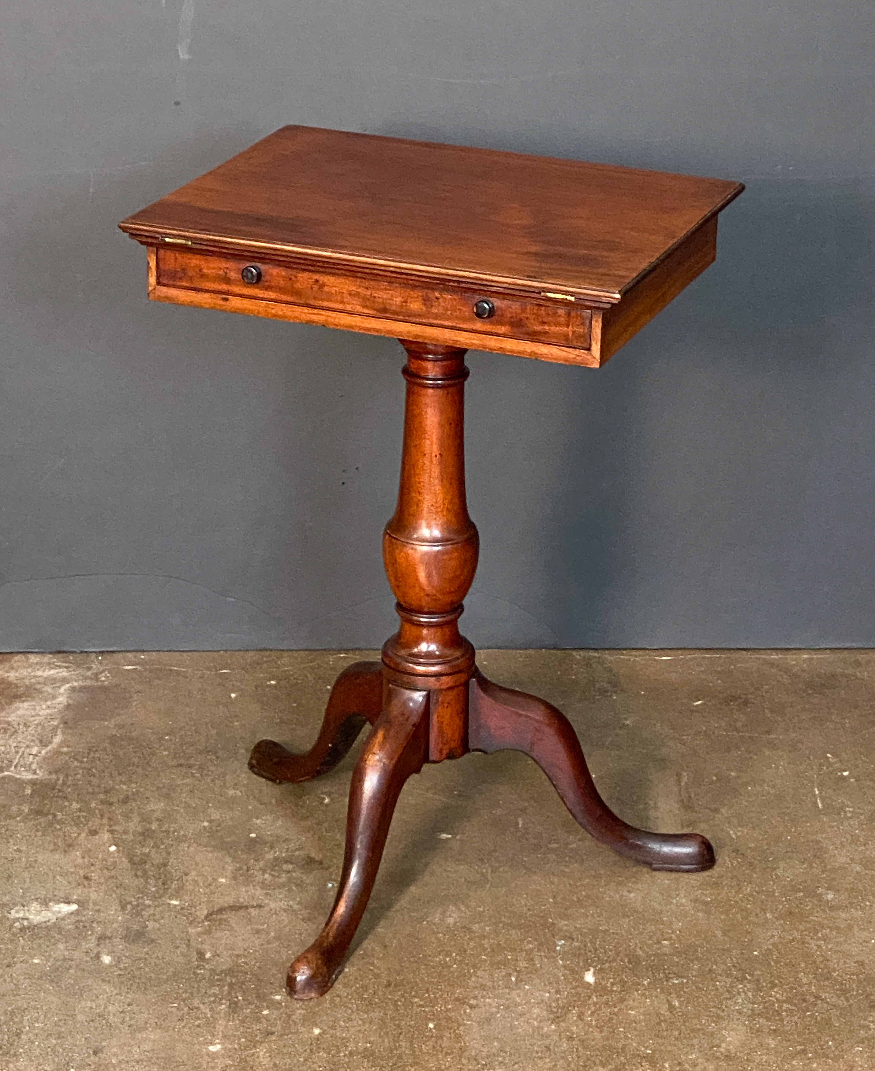 ee665_regency_writing_table_15