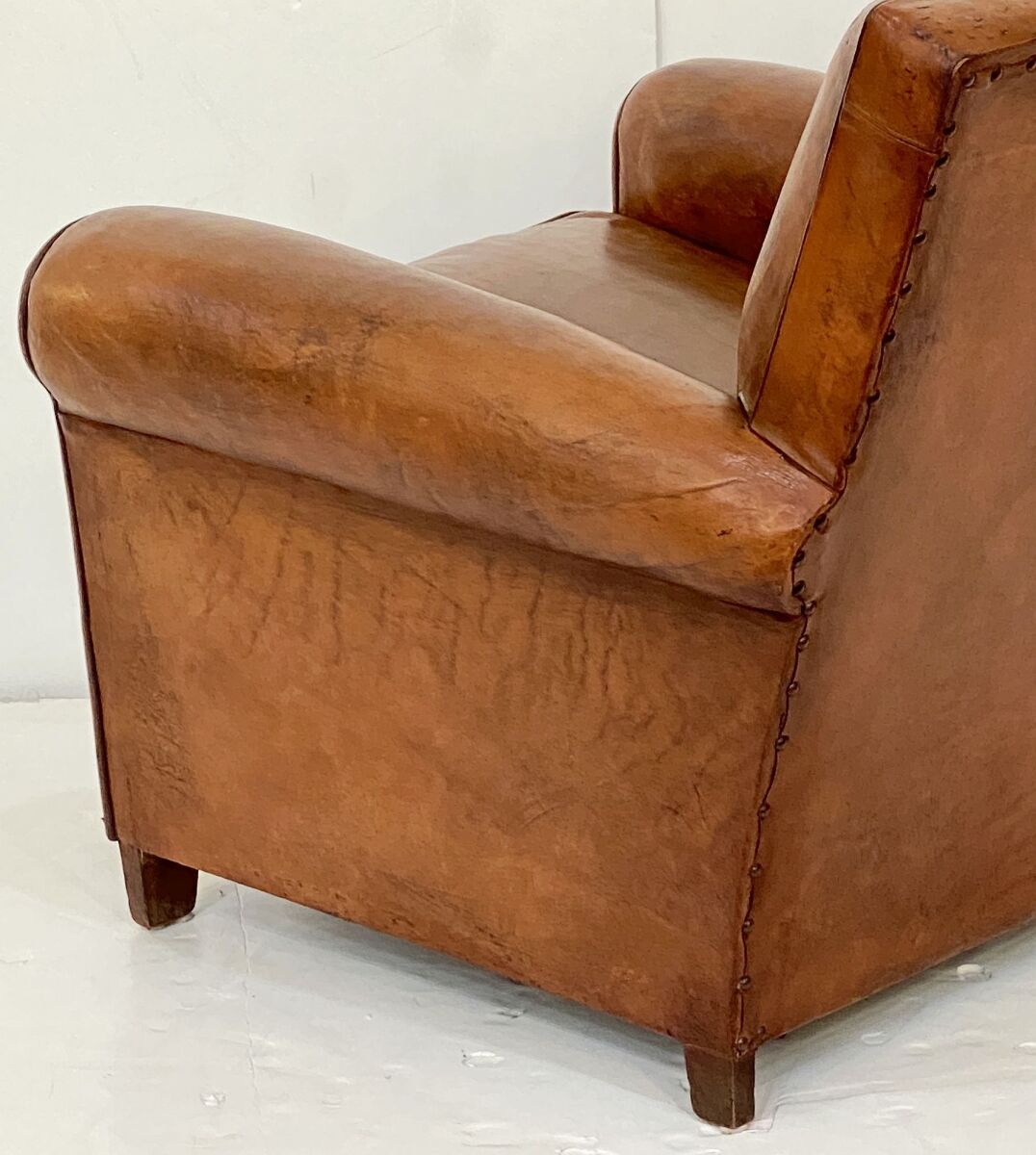 ff013_pair_of_club_chairs_detail_two