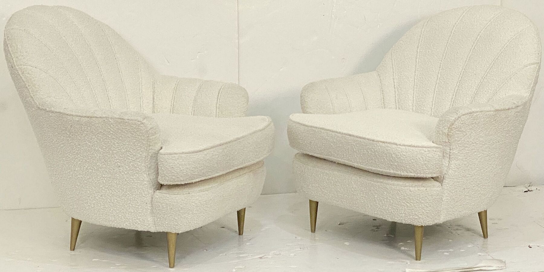 ff055_pair_of_italian_chairs_in_white_boucle_fabric_l_e_a_d