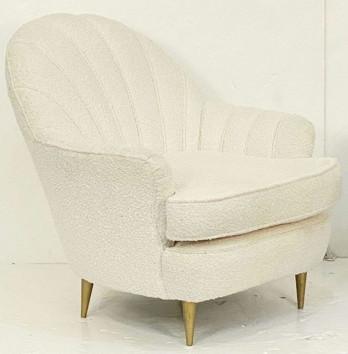 ff055_pair_of_italian_chairs_in_white_boucle_fabric_main